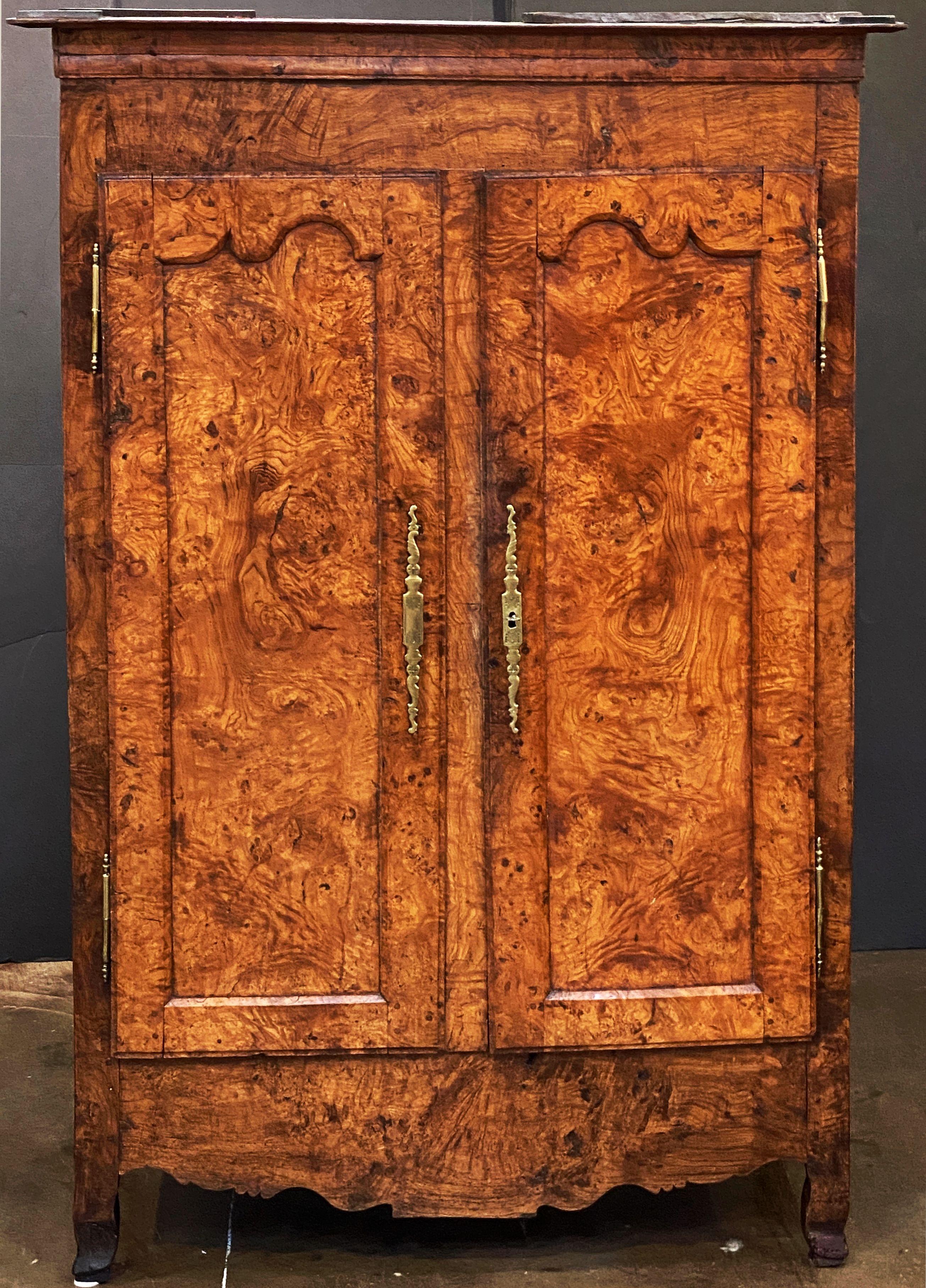 Armario francés de olmo burilado del siglo XVIII Francés en venta