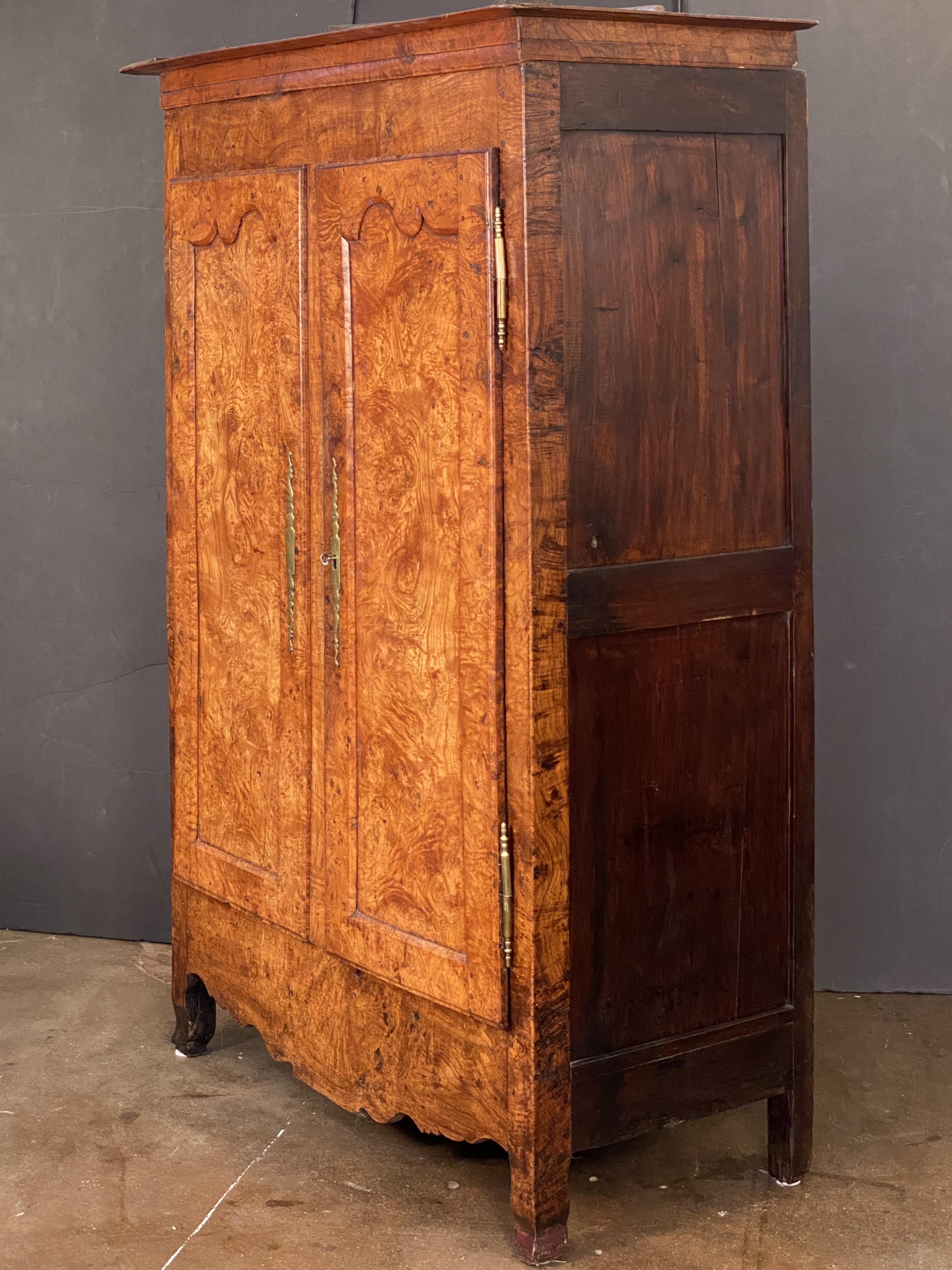 Armario francés de olmo burilado del siglo XVIII siglo XVIII y antes en venta