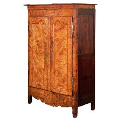 Armoire française en orme lustré du 18e siècle