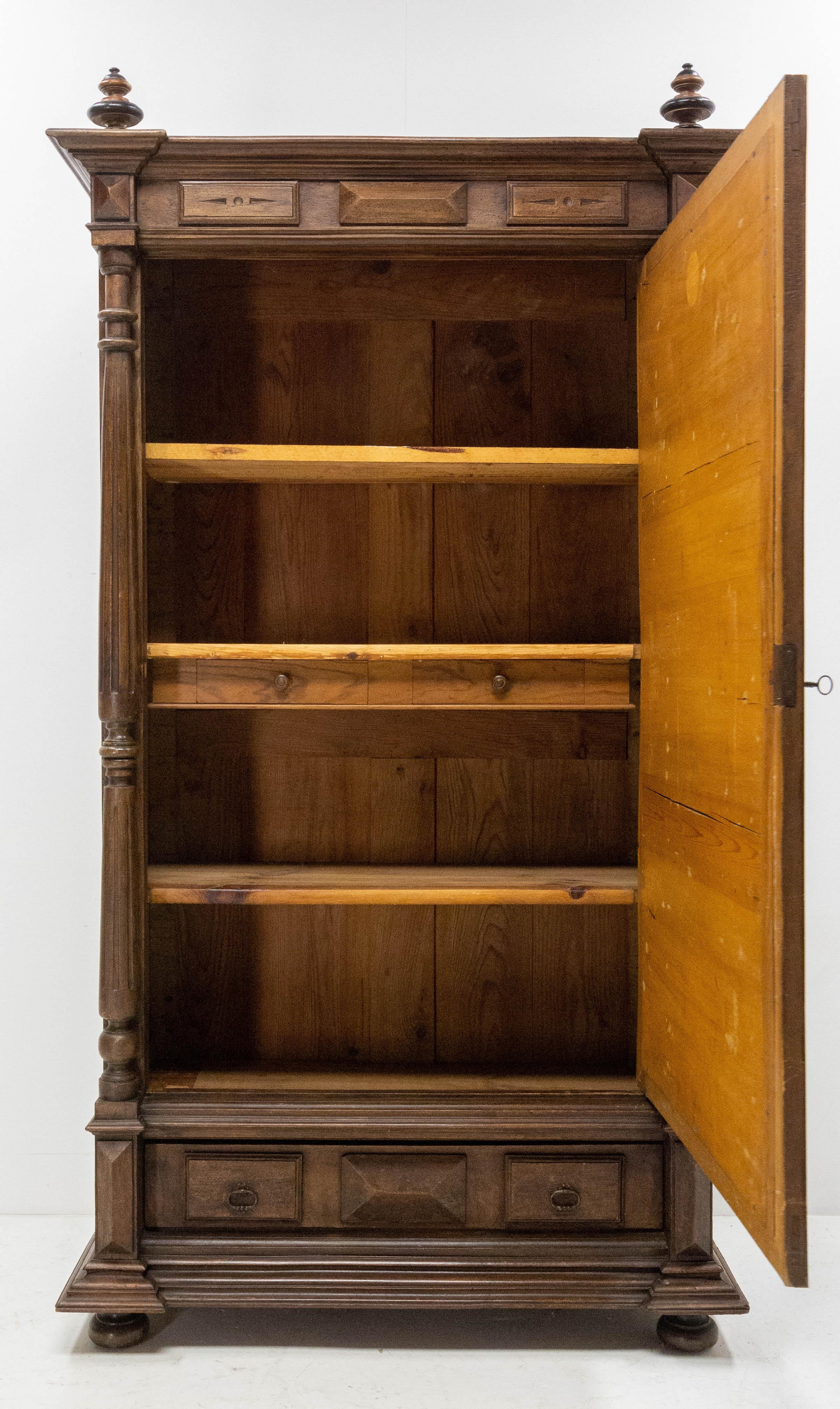 XIXe siècle Armoire française du Second Empire avec étagères et tiroirs de style L XIII