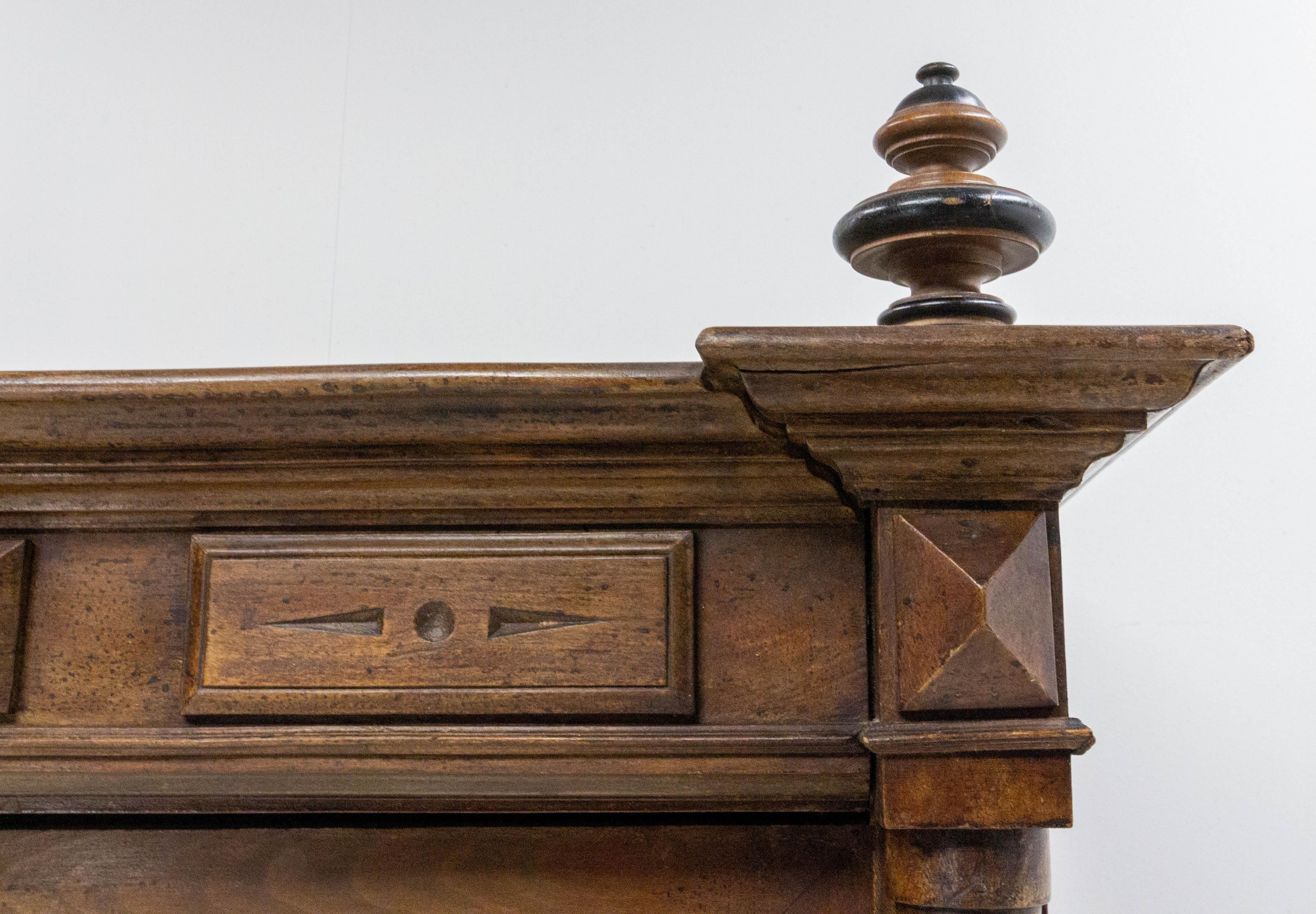 Armoire française du Second Empire avec étagères et tiroirs de style L XIII 1