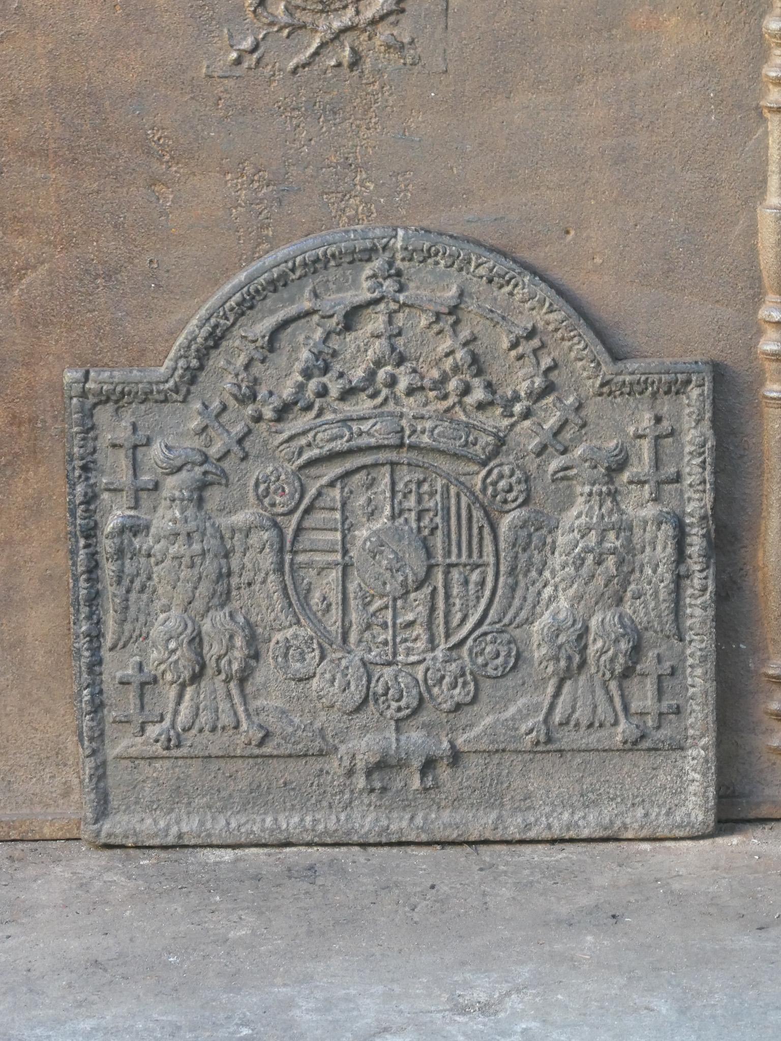 Caminetto francese Luigi XIV del XVIII secolo con le armi della Lorena. 

Lo schienale del caminetto è in ghisa e presenta una patina marrone. Su richiesta, può essere realizzato in nero o peltro con lucidatura a fuoco senza costi aggiuntivi. Il