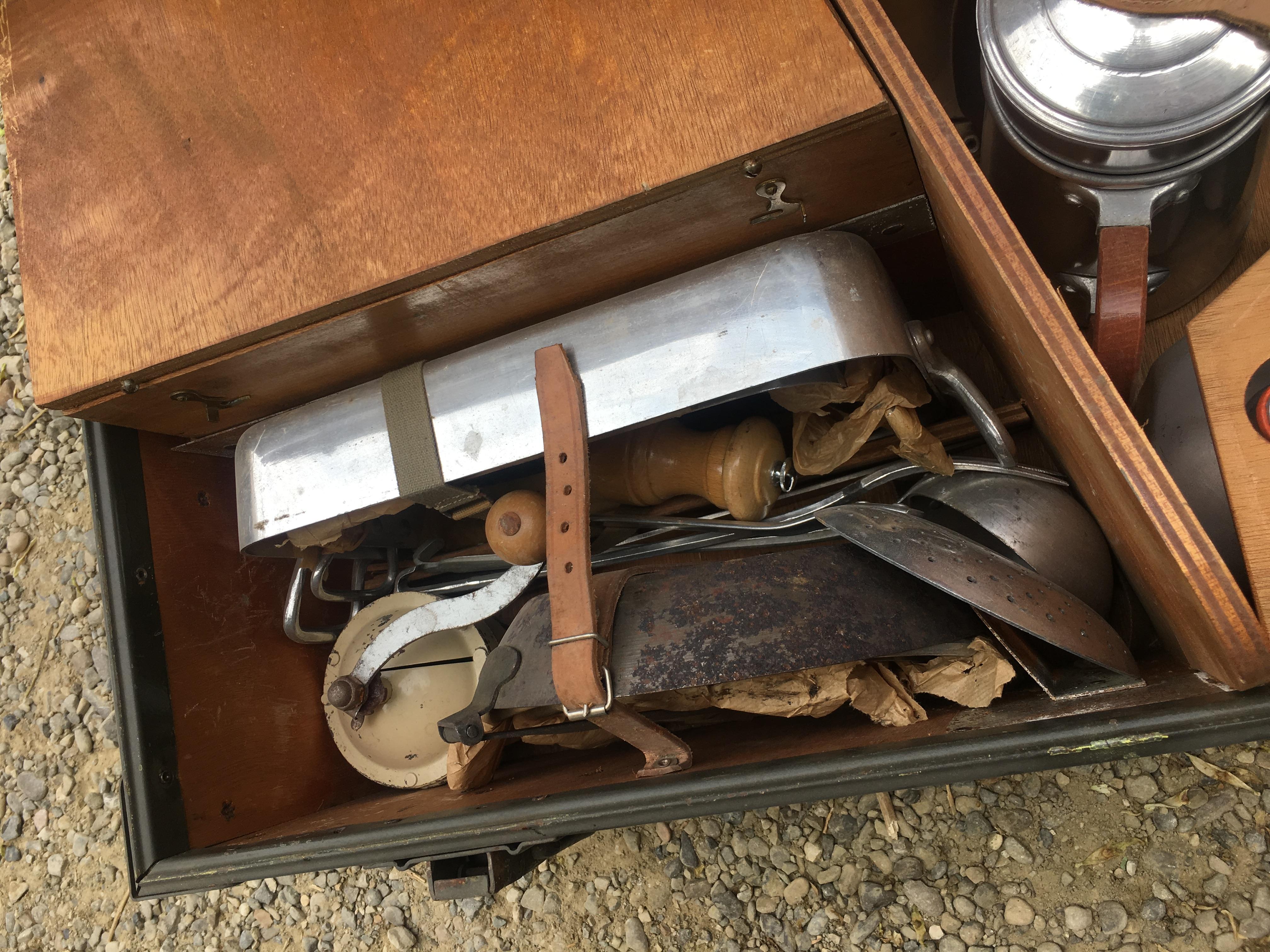 French Army Trunk Provided with Cooking Equipment from 1950s In Excellent Condition For Sale In Florence, IT