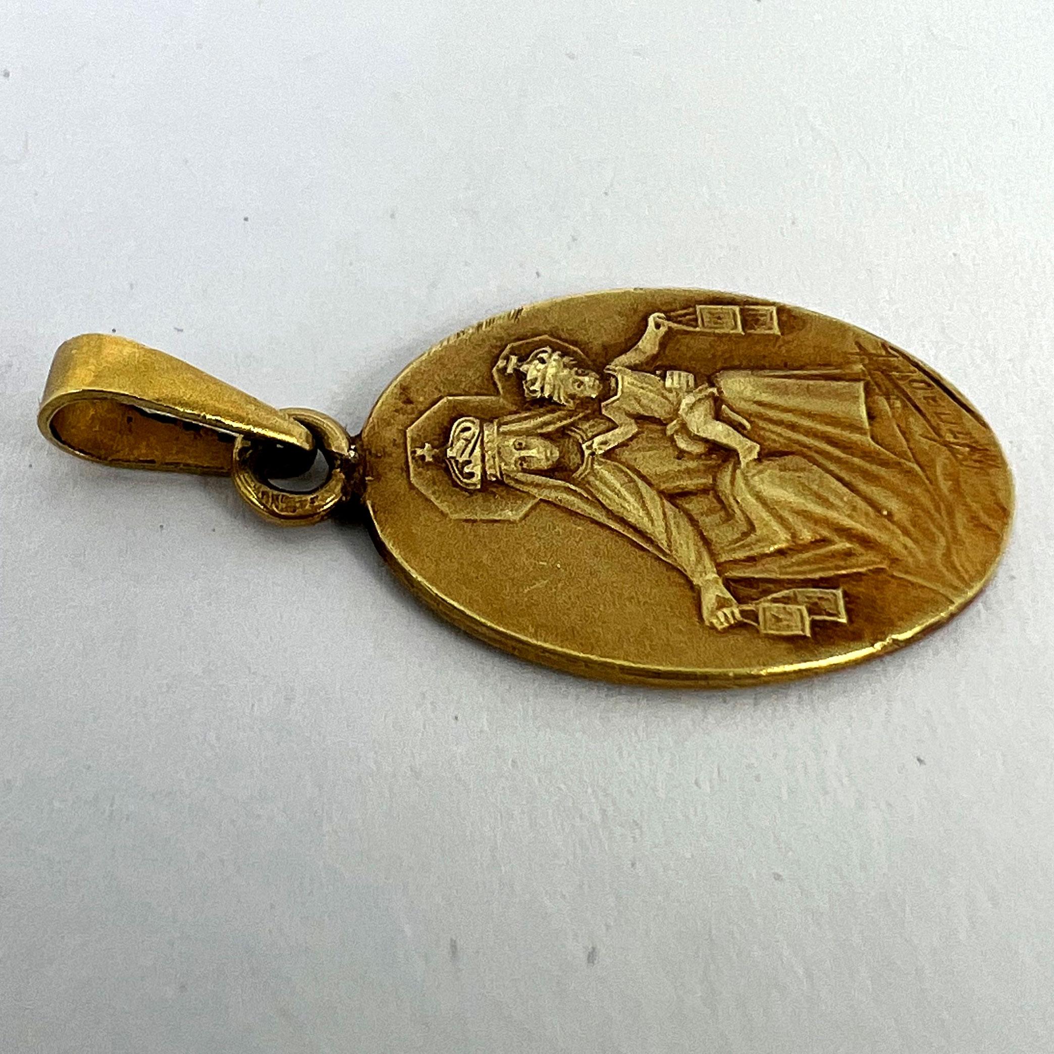 Pendentif Médaille en or jaune 18K Madonna & Child Sacred Heart de French Arnault en vente 9