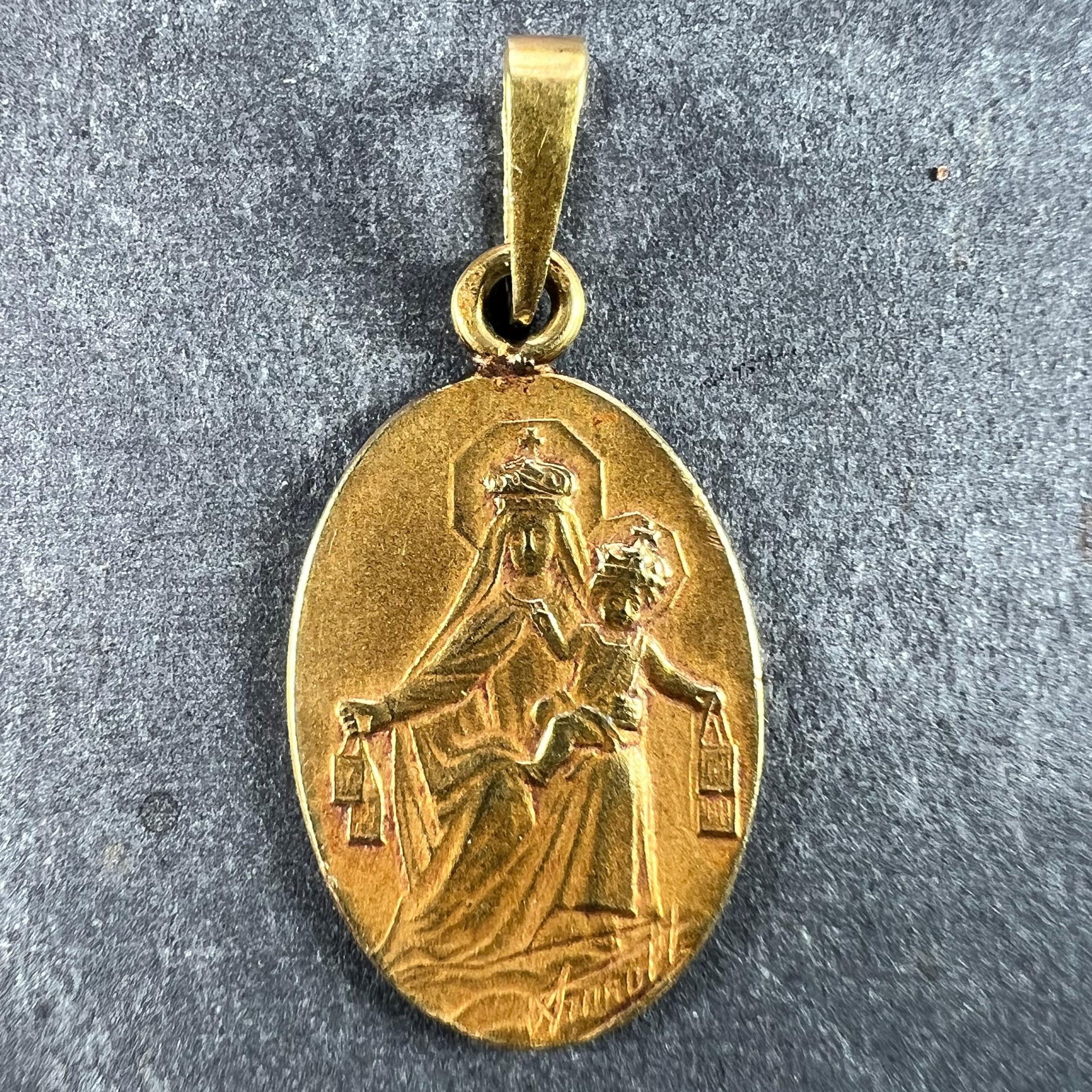 Pendentif à breloques en or jaune 18 carats (18K) conçu comme une médaille ovale représentant la Vierge à l'Enfant tenant une paire de scapulaires de dévotion d'un côté. L'autre face représente Jésus-Christ avec le Sacré-Cœur. Les deux parties ont