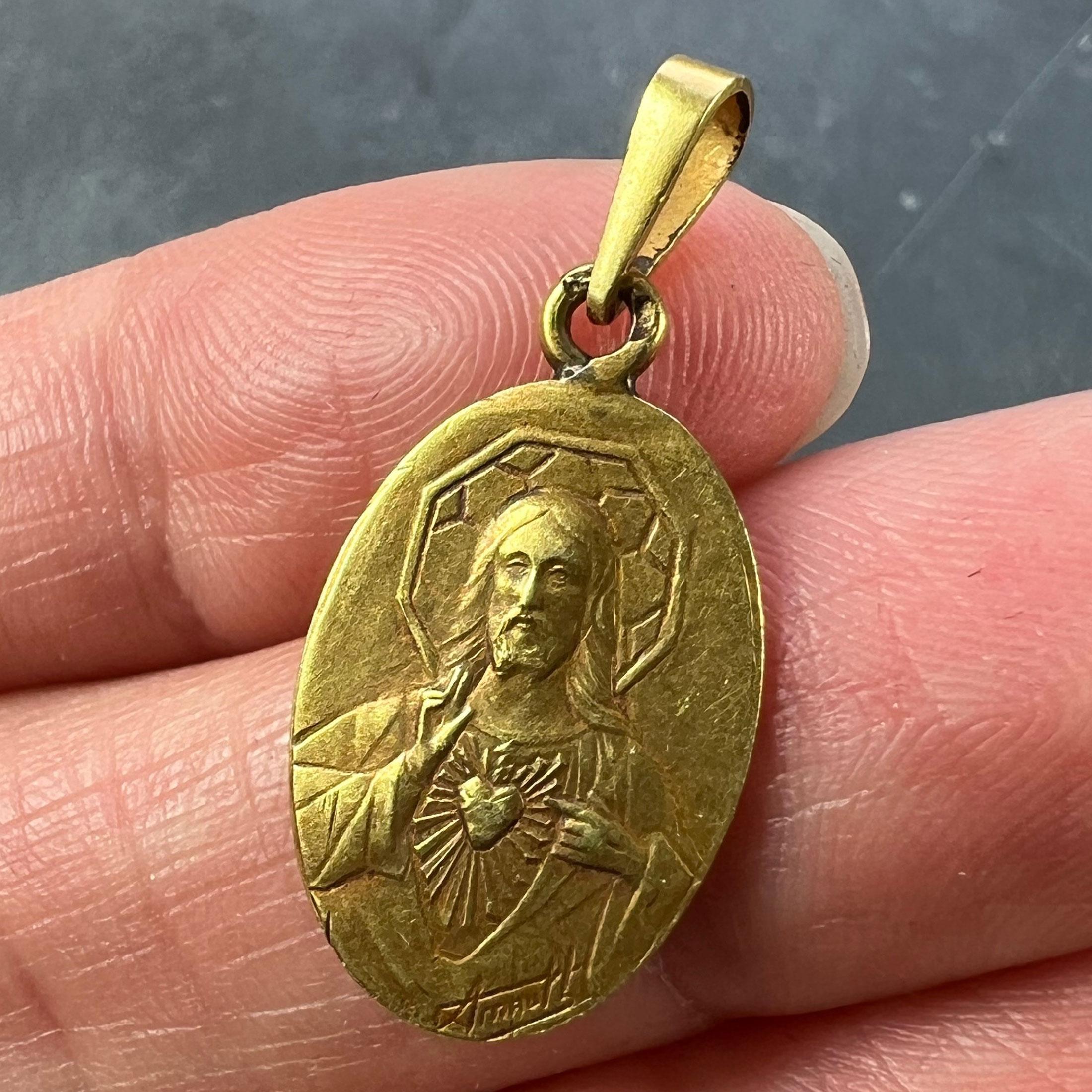 Pendentif Médaille en or jaune 18K Madonna & Child Sacred Heart de French Arnault Unisexe en vente