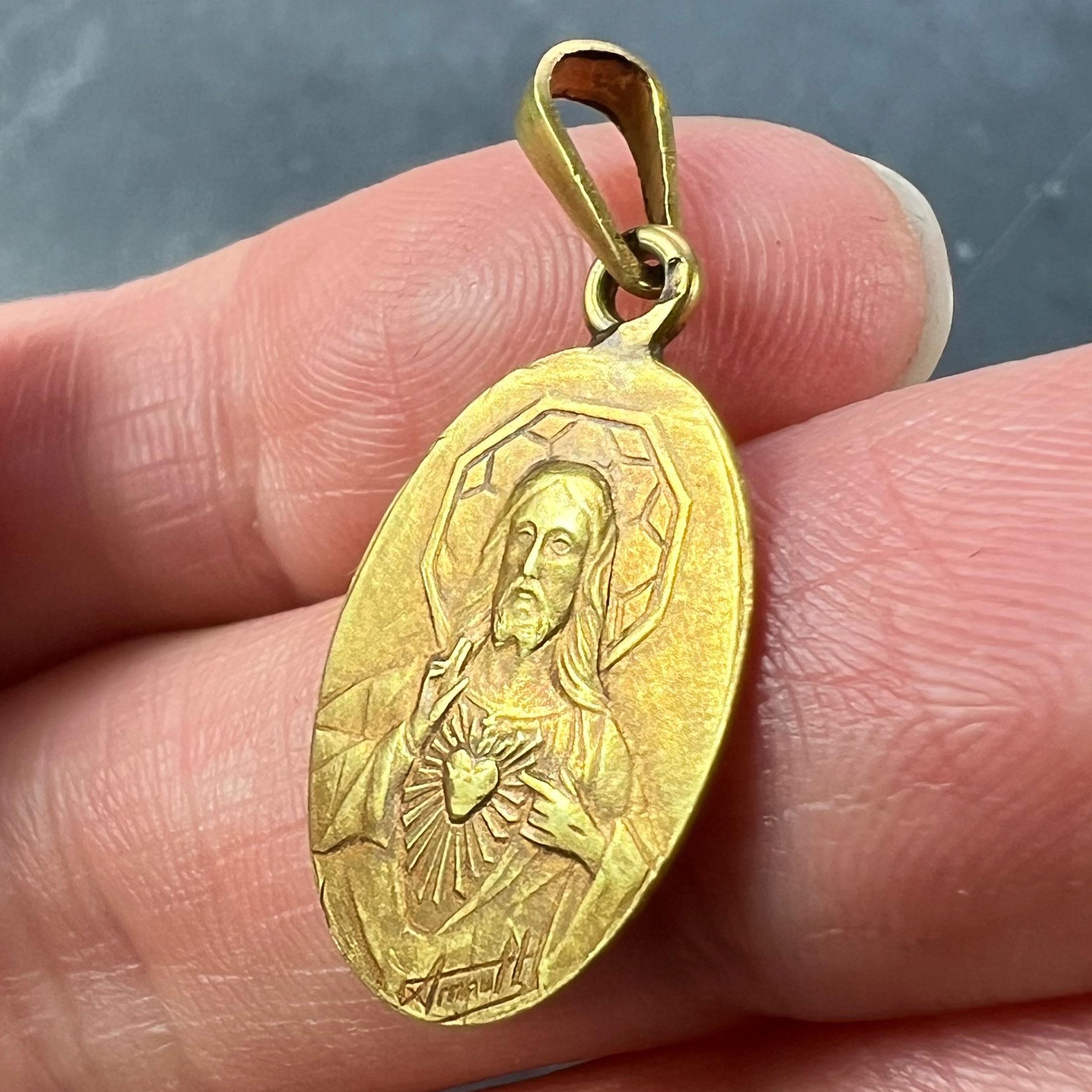 Pendentif Médaille en or jaune 18K Madonna & Child Sacred Heart de French Arnault en vente 1