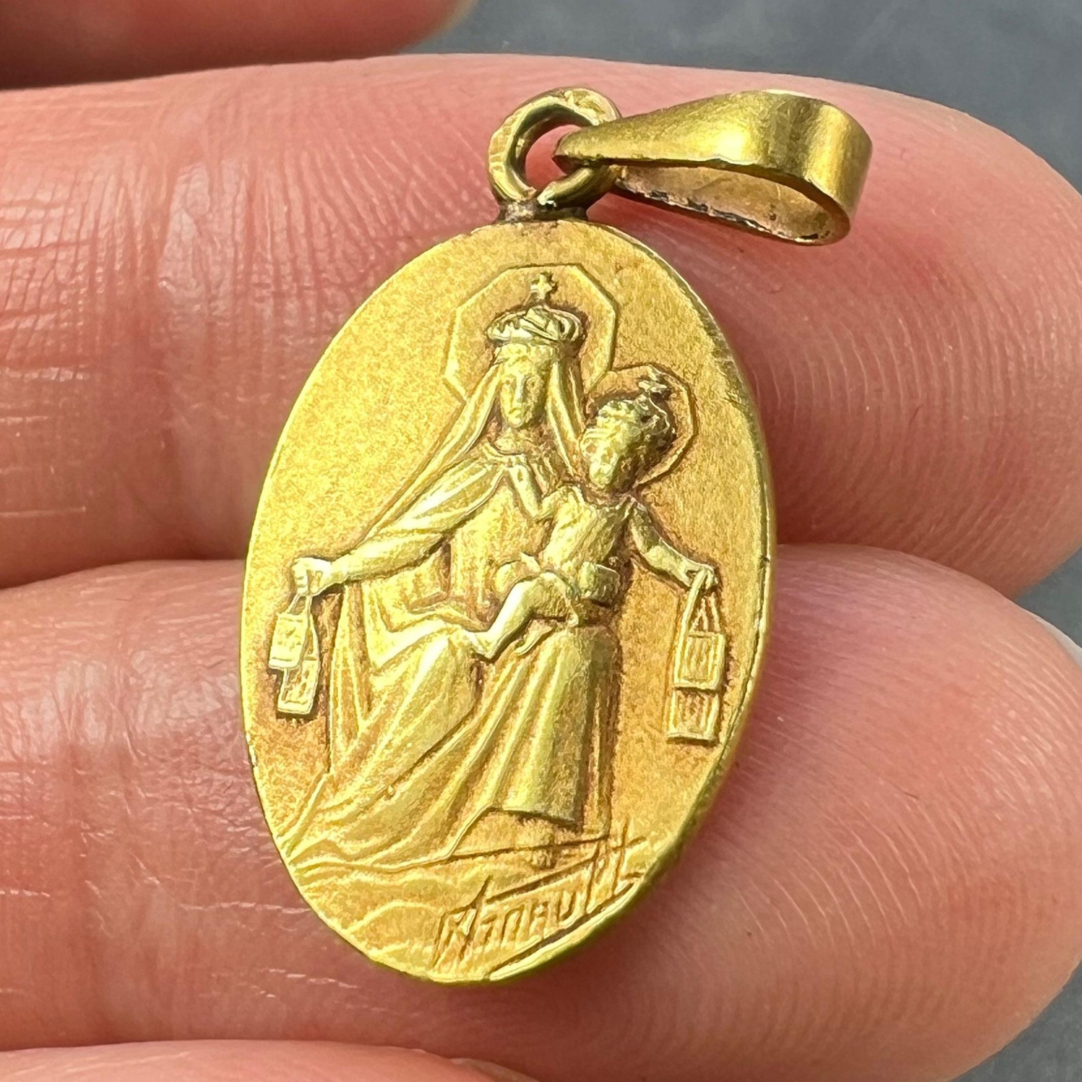 Pendentif Médaille en or jaune 18K Madonna & Child Sacred Heart de French Arnault en vente 3