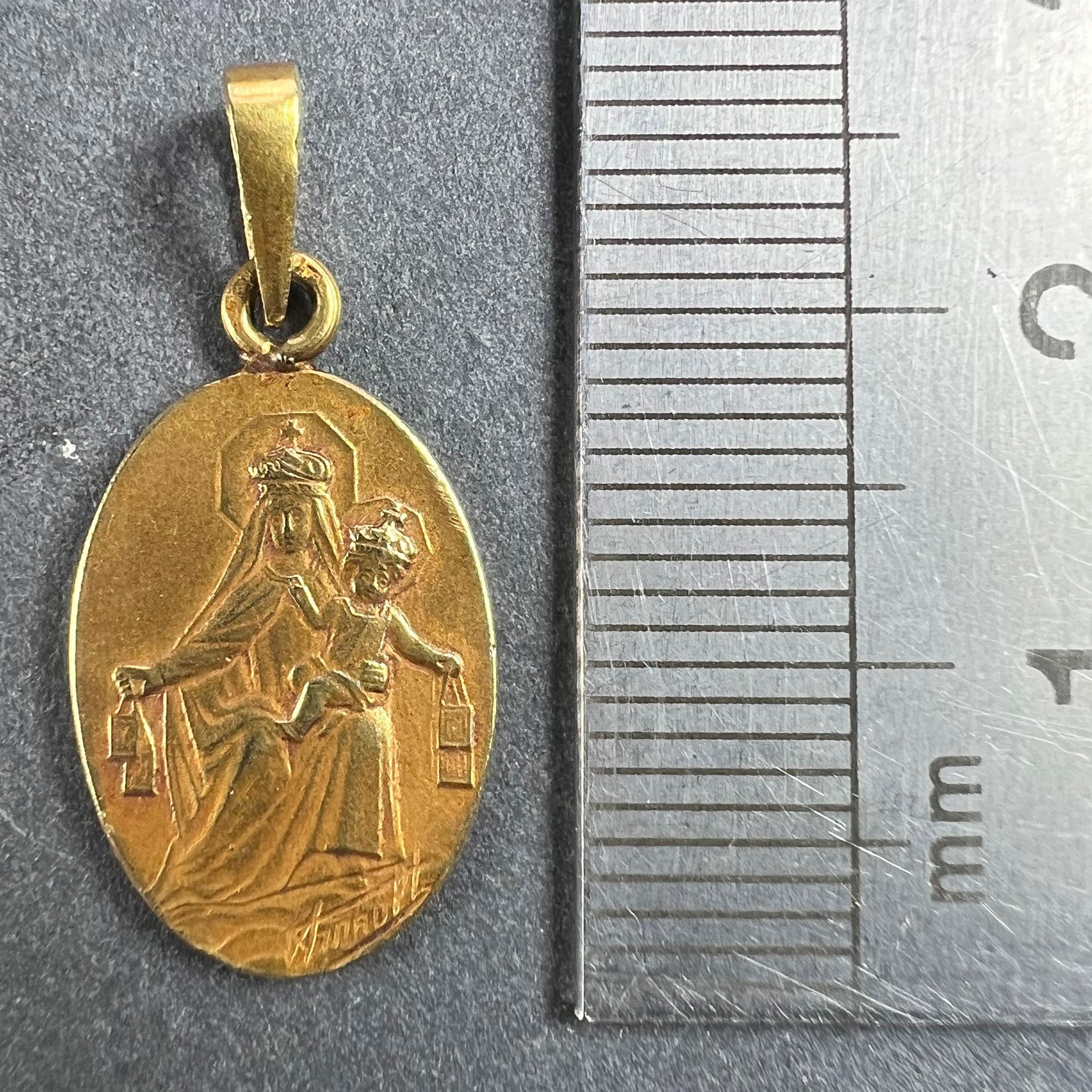 Pendentif Médaille en or jaune 18K Madonna & Child Sacred Heart de French Arnault en vente 4