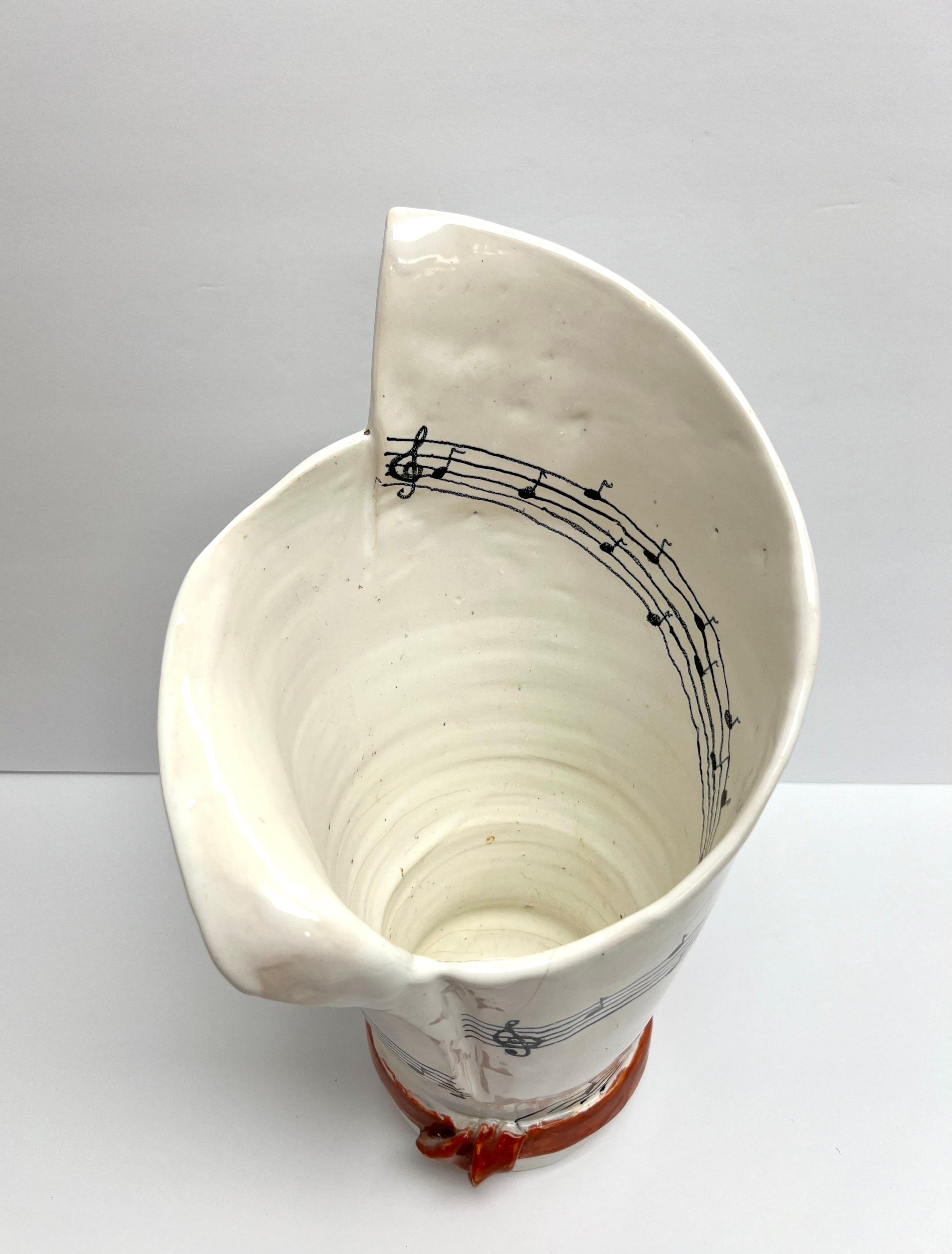 Un gran jarrón lanzado a mano. Interesante diseño inspirado en una partitura musical. 