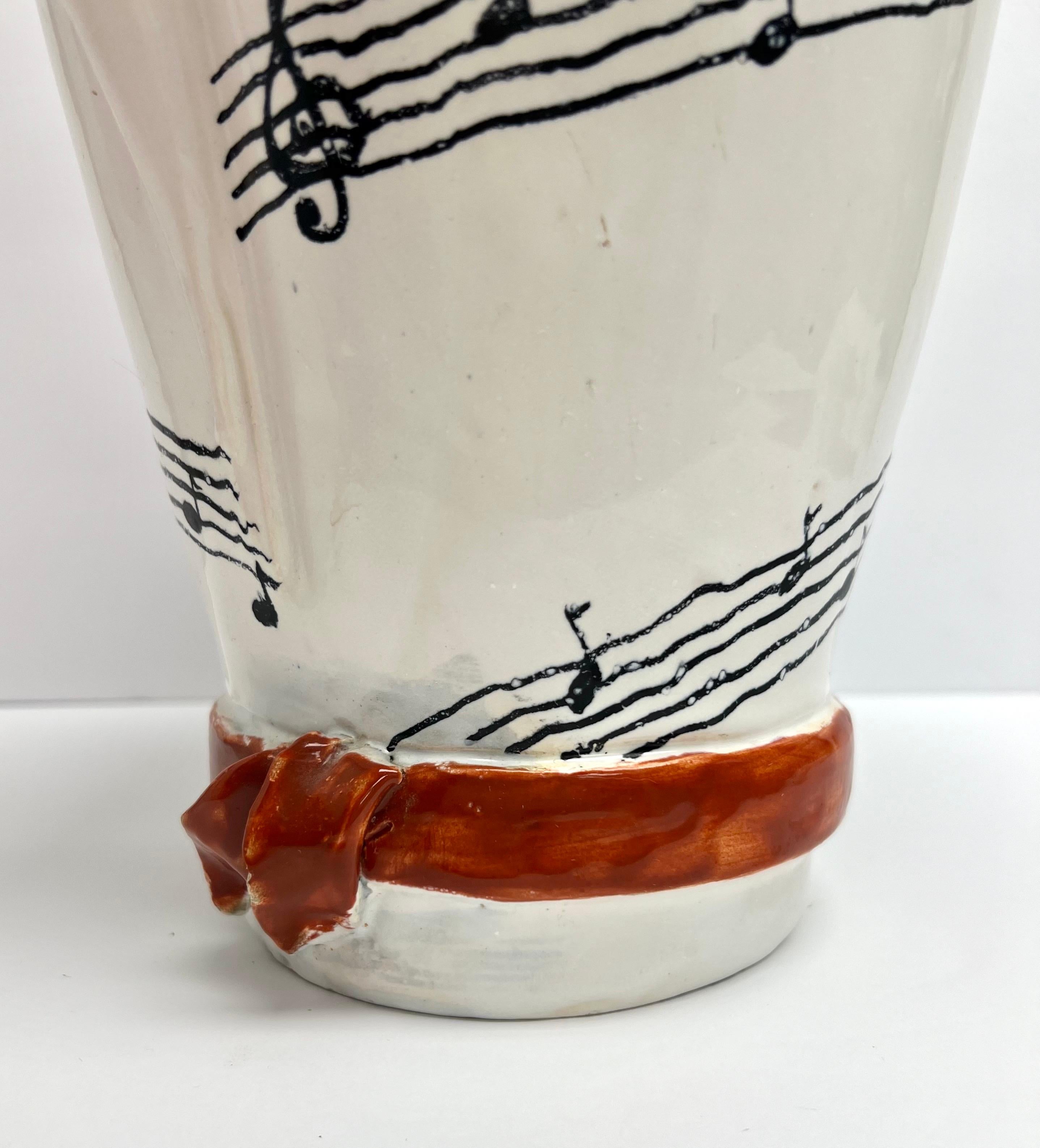 Jarrón de cerámica artística francesa con notas musicales para Saks Francés en venta