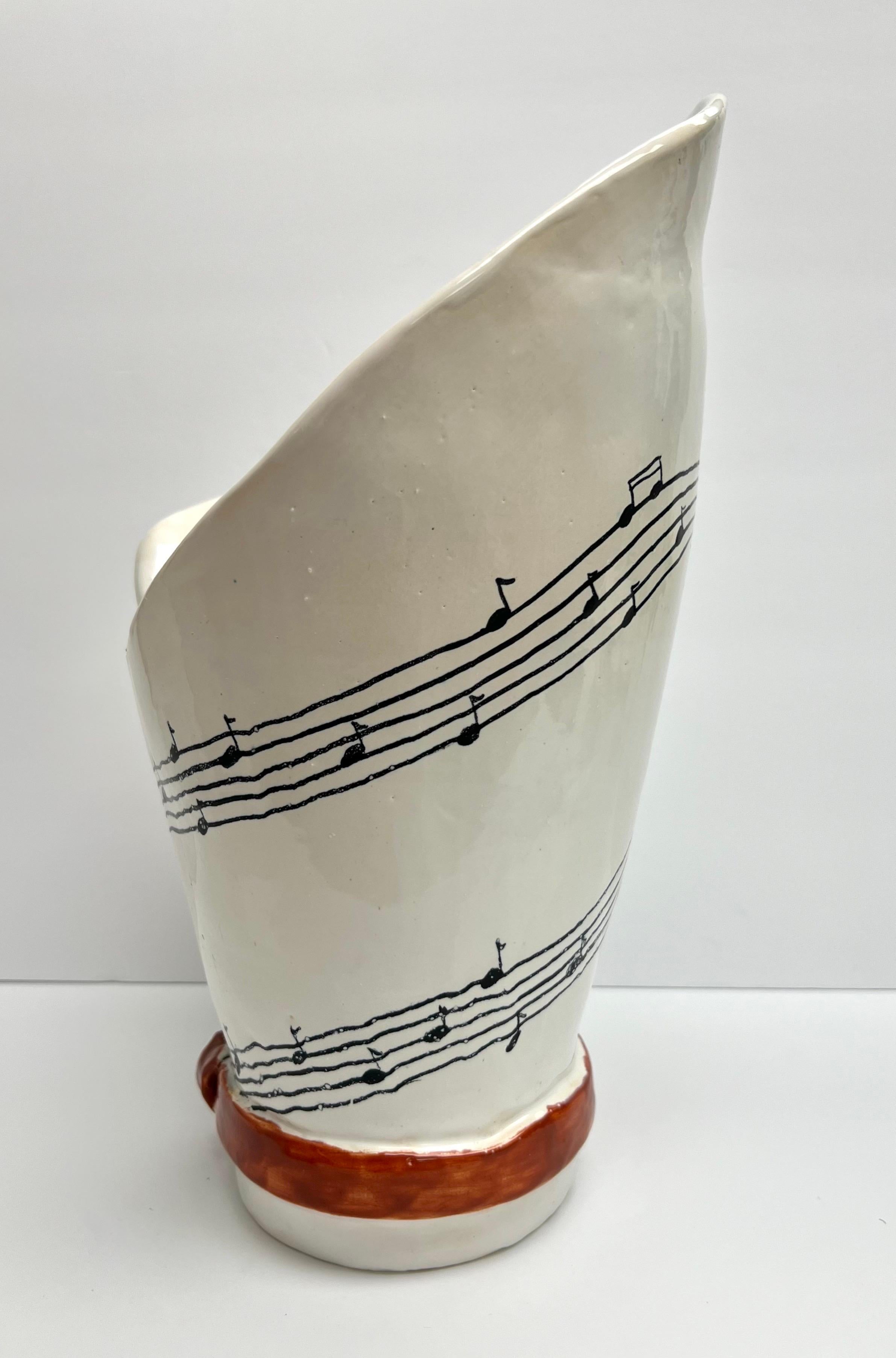 Jarrón de cerámica artística francesa con notas musicales para Saks en Bueno estado para la venta en Miami, FL
