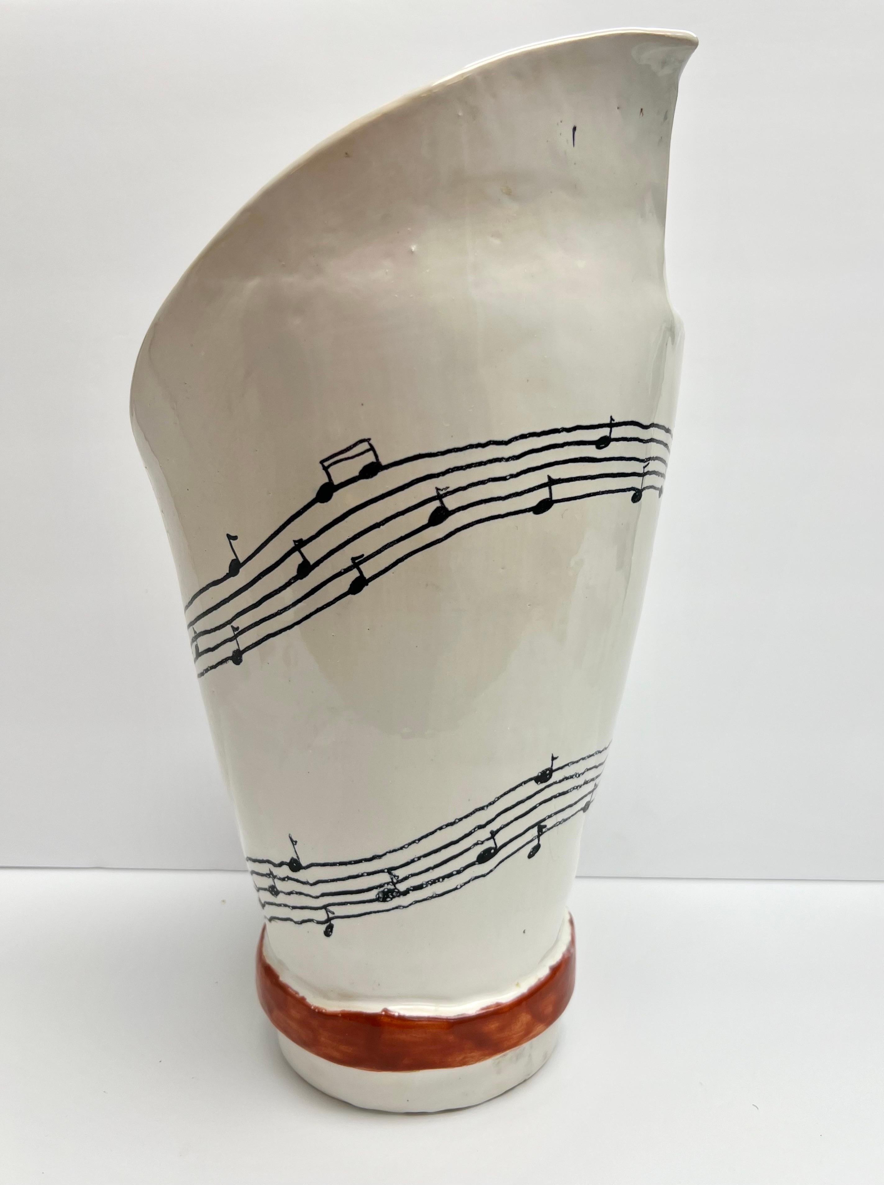 Jarrón de cerámica artística francesa con notas musicales para Saks mediados del siglo XX en venta