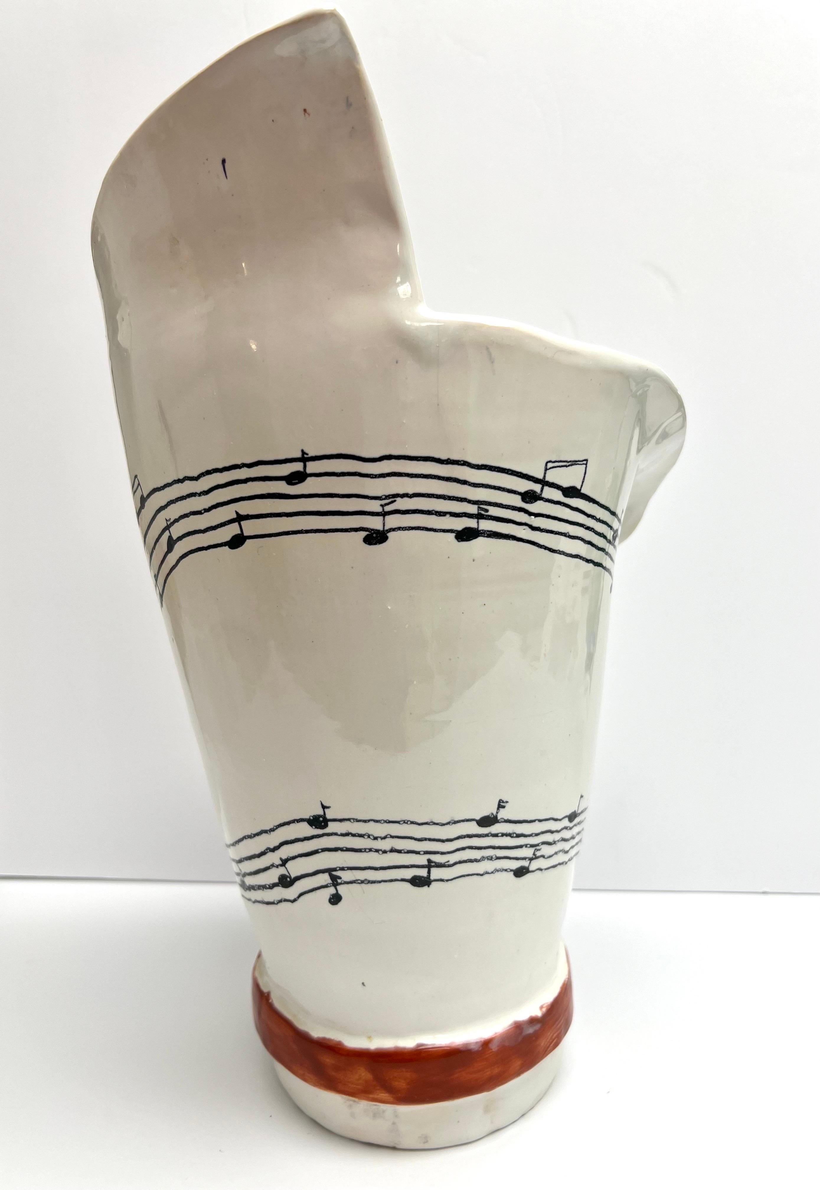 Jarrón de cerámica artística francesa con notas musicales para Saks Alfarería en venta