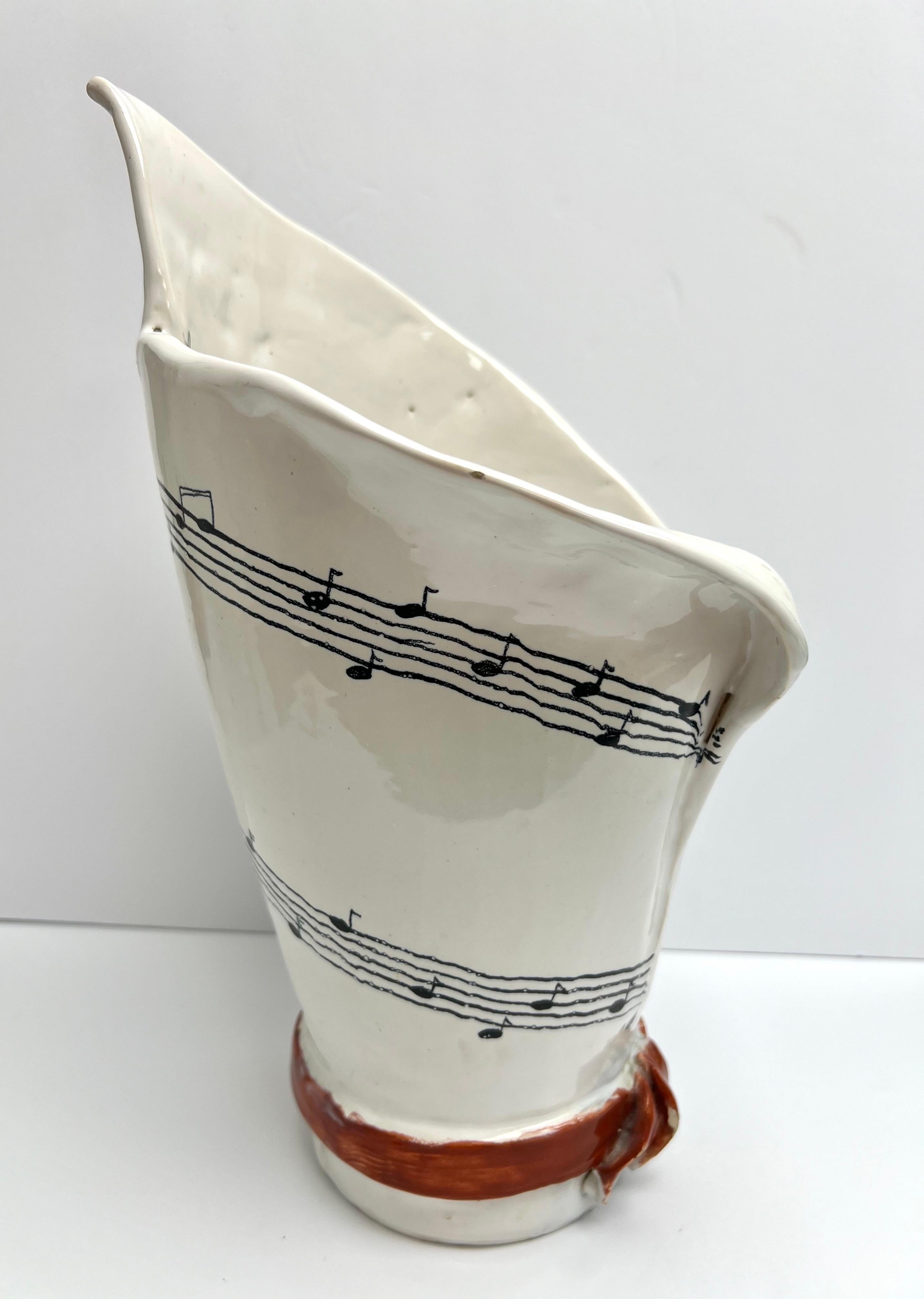 Jarrón de cerámica artística francesa con notas musicales para Saks en venta 1