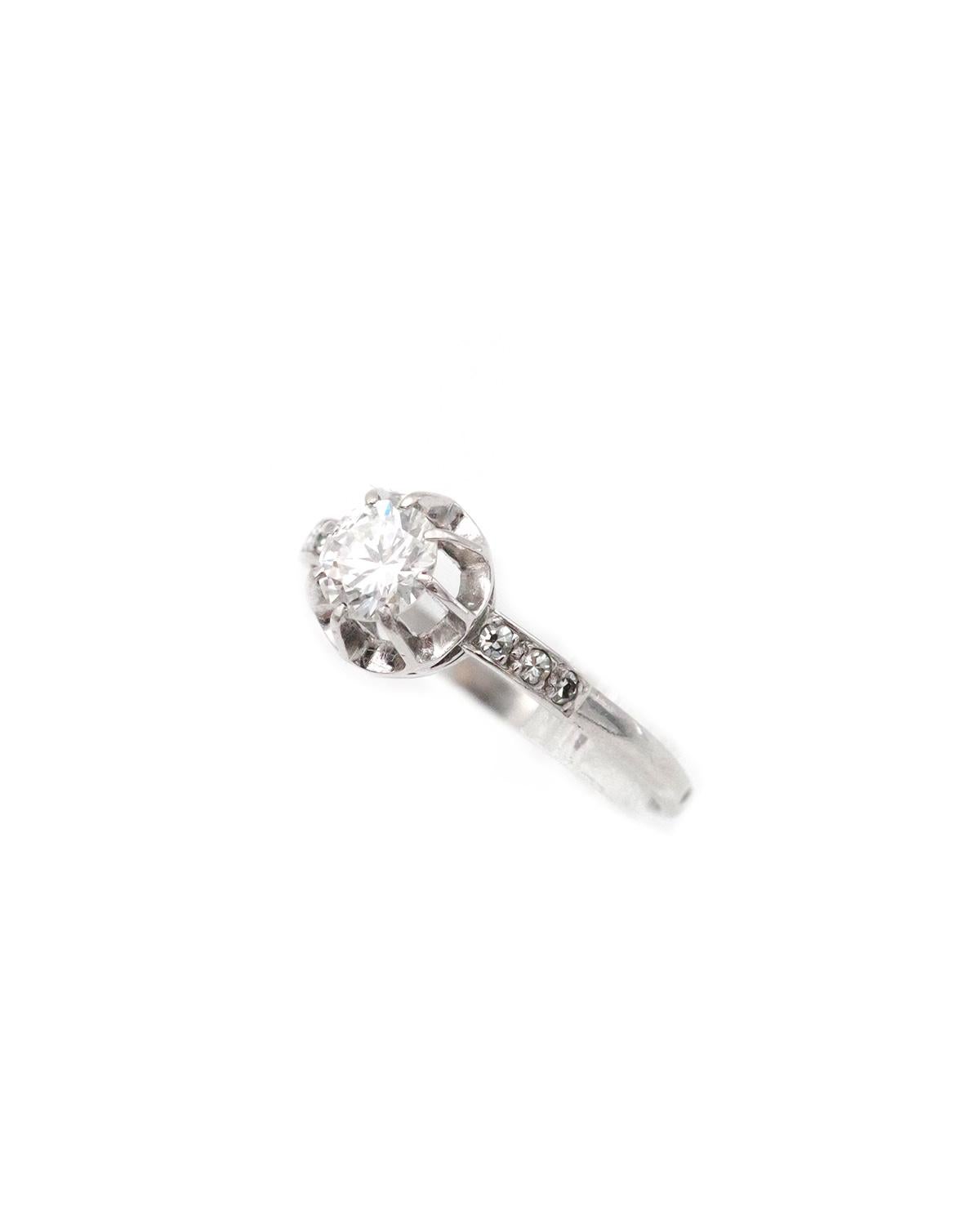 Anello solitario in platino con diamante Art Deco francese da 0,61 carati. Anello Art Deco con diamante taglio brillante da 0,61 carati, incastonato con 8 griffe in una montatura a illusione. Le spalle dell'anello sono rialzate e incastonate con tre