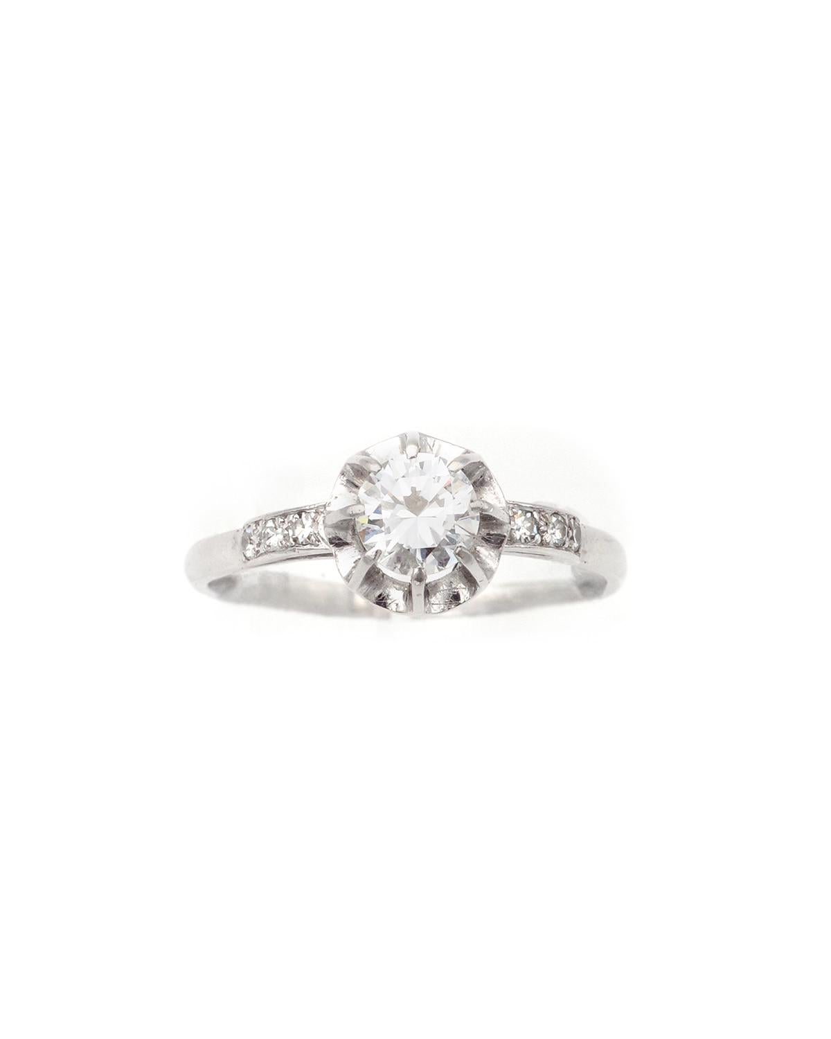 Französischer Solitärring mit 0,61 Karat Diamanten aus Platin im Art-Deco-Stil. Art-Deco-Ring mit einem Brillanten von 0,61 Karat in der Mitte, besetzt mit 8 Zacken in einer Illusionsfassung. Die Schultern des Rings sind erhöht und auf jeder Seite