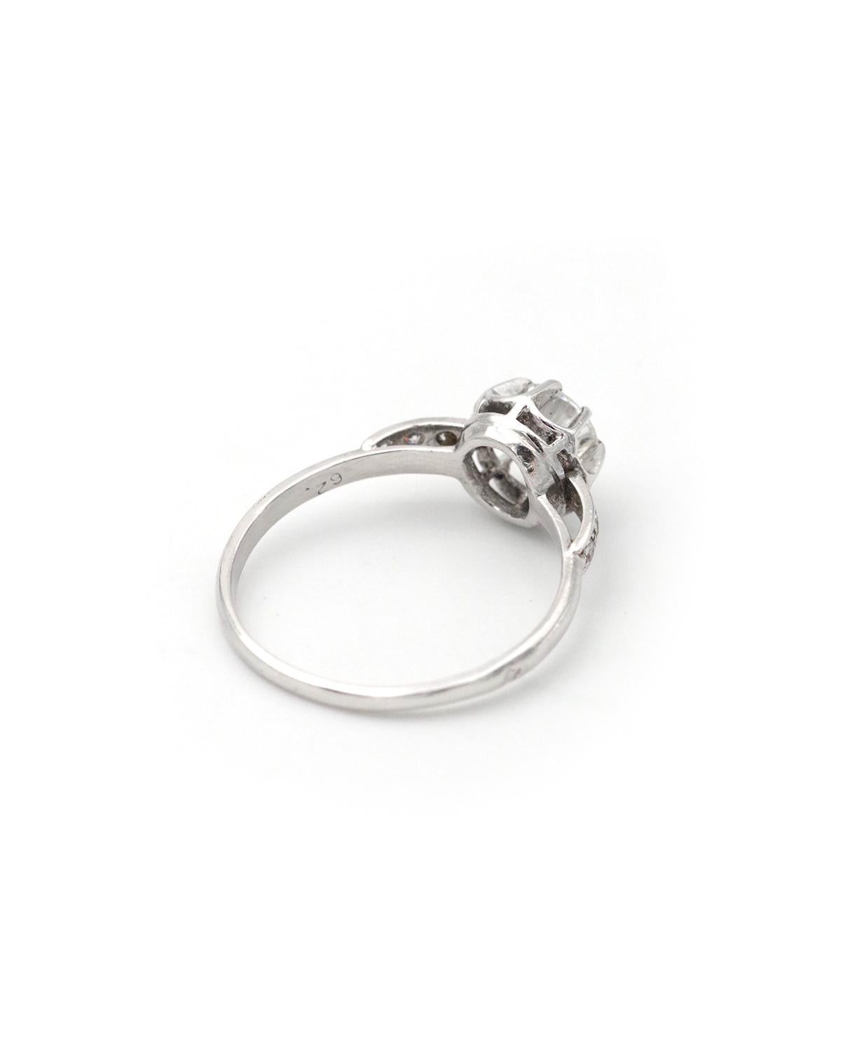 Art Déco Anello solitario in platino con diamante Art Deco francese da 0,61 carati, anello in platino, matrimonio in vendita