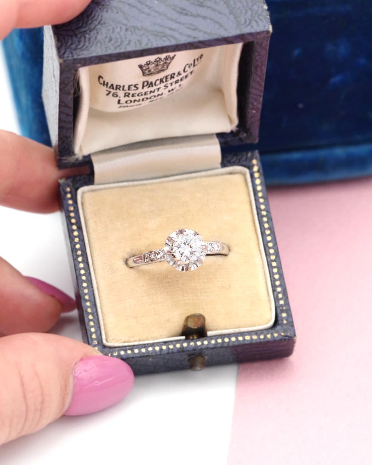 Anello solitario in platino con diamante Art Deco francese da 0,61 carati, anello in platino, matrimonio In condizioni buone in vendita a PARIS, FR