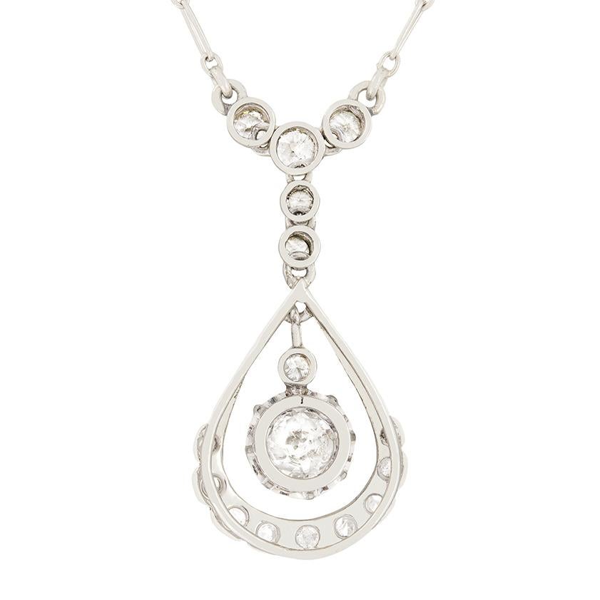 Questa collana francese Art Deco con diamanti a goccia ha un design meraviglioso. Il punto focale di questa collana è il diamante più grande, del peso di 0,80 carati, che penzola in basso con un piccolo diamante da 0,05 carati incastonato appena
