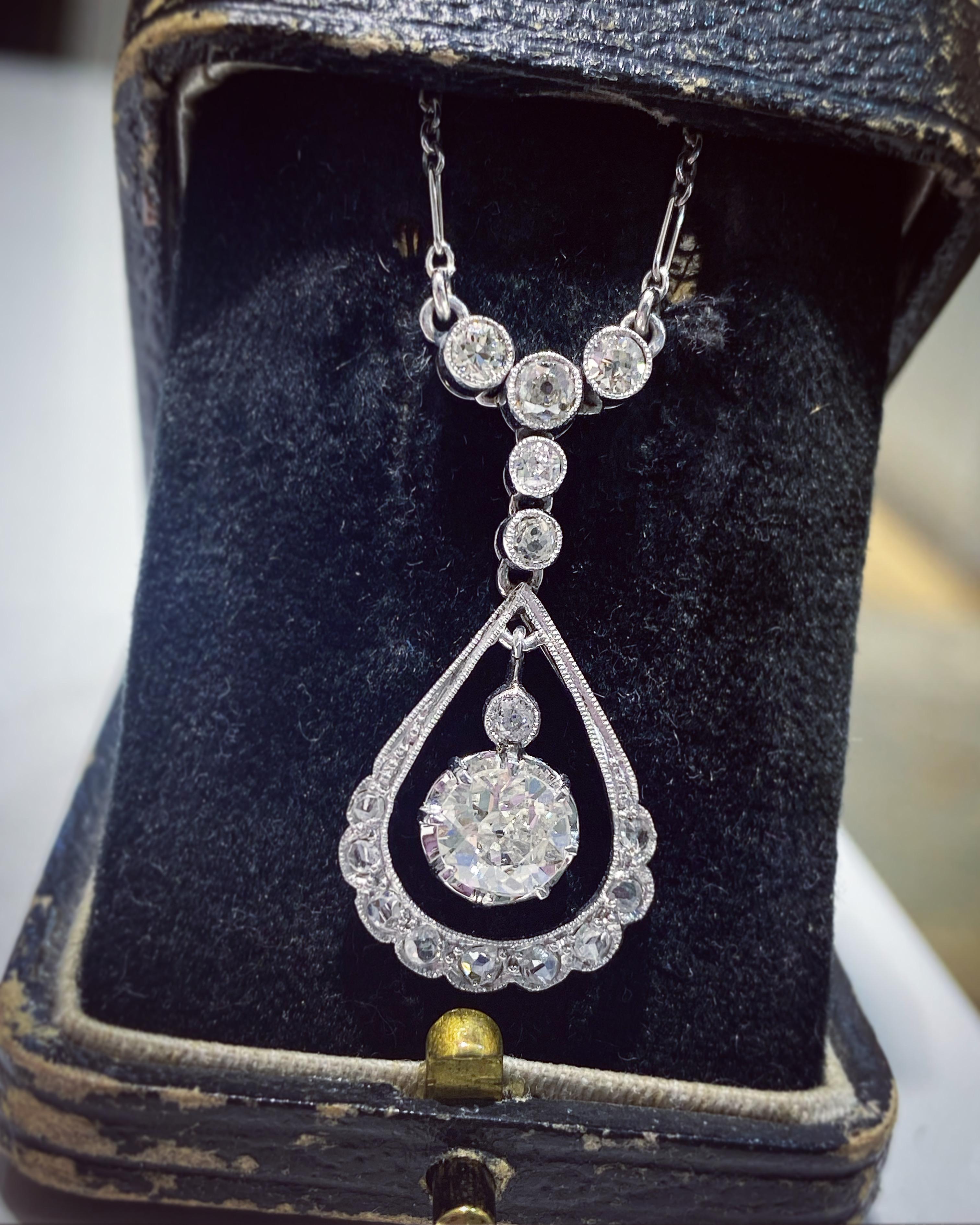 Collana con diamanti a goccia in stile Art Déco francese da 0,80 carati, 1920 ca. in vendita 1