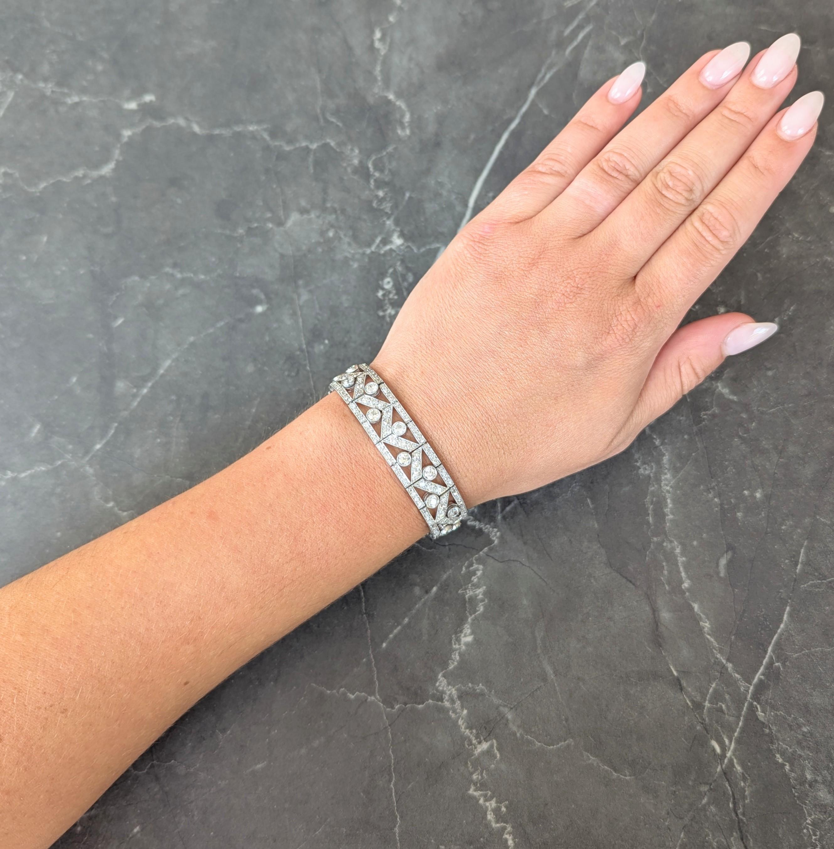 Mit Scharnieren versehene Glieder aus Platin, die mit einem geometrischen Chevron-Motiv durchbrochen sind
Mit alten europäischen Diamanten im Perlen- und Lünettenschliff
Mit einem Gesamtgewicht von etwa 13,92 Karat - Farbe G/H mit Reinheit