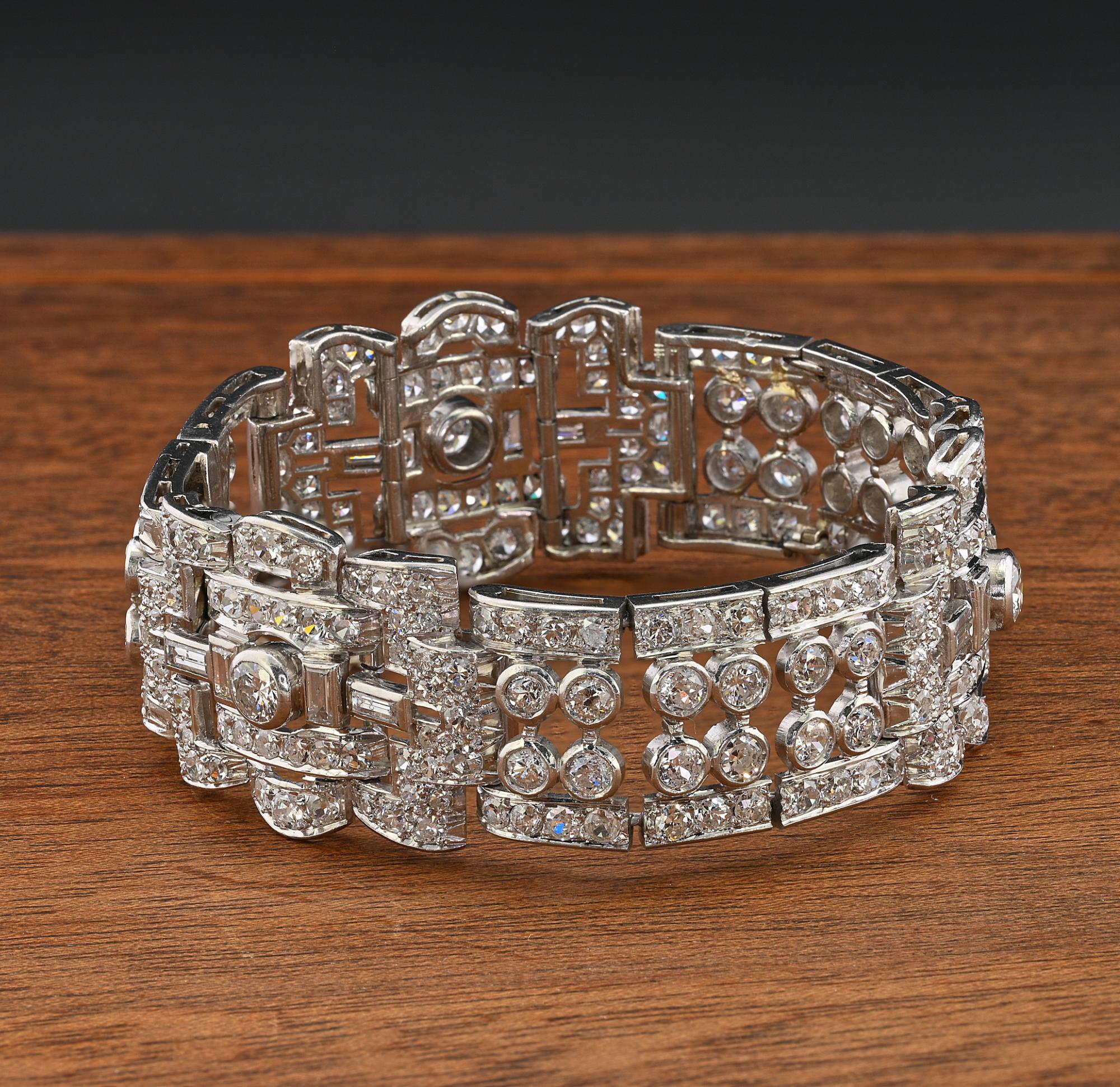 French Art Deco 15.0 Ct Diamond Platinum Bracelet In Good Condition For Sale In Napoli, IT