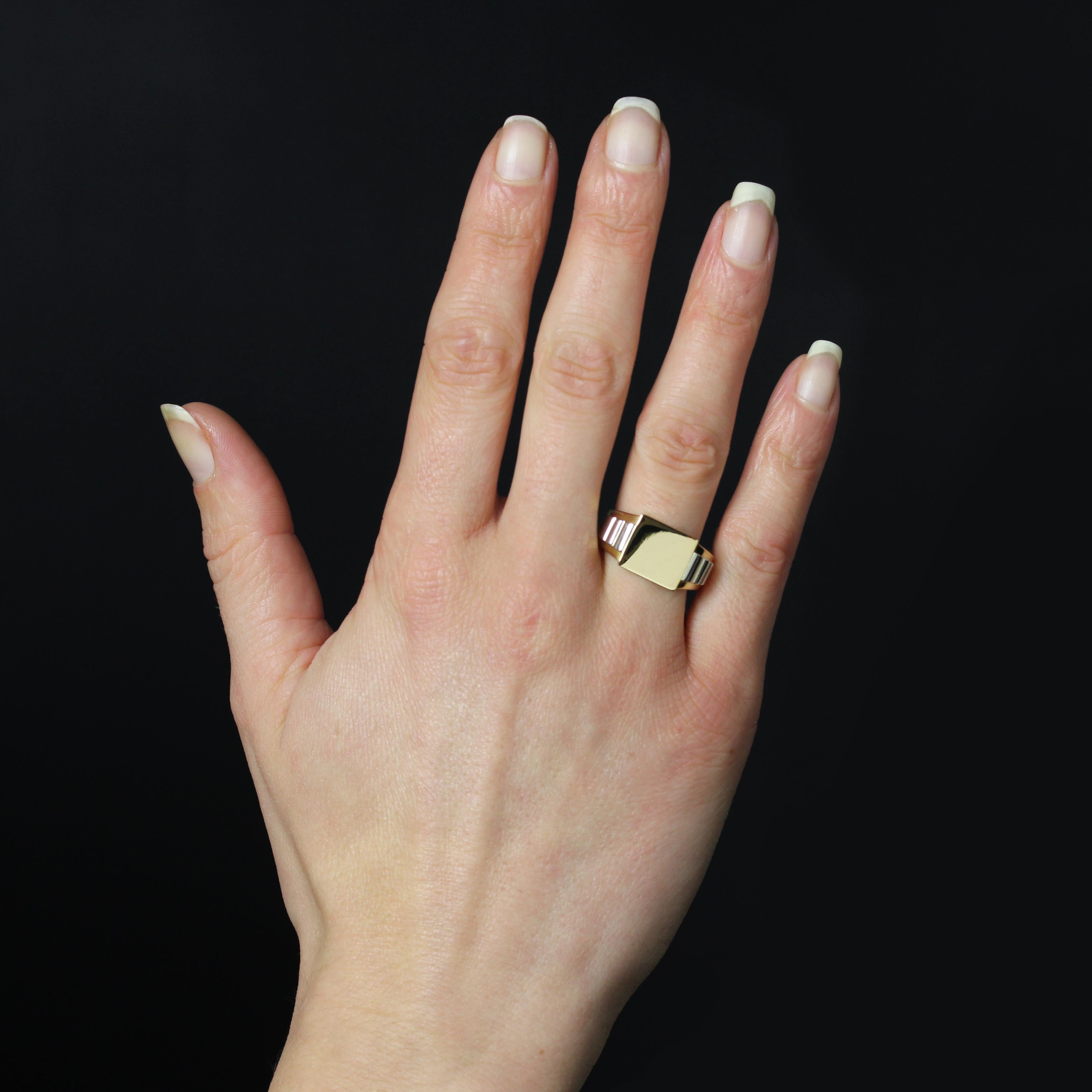 Ring in 18 karats yellow gold, eagle's head hallmark and platinum.
Antique signet ring, with a thick, wide setting and a rectangular, smooth gold plate at the top. On either side of the head, the start of the ring is adorned with a stepped