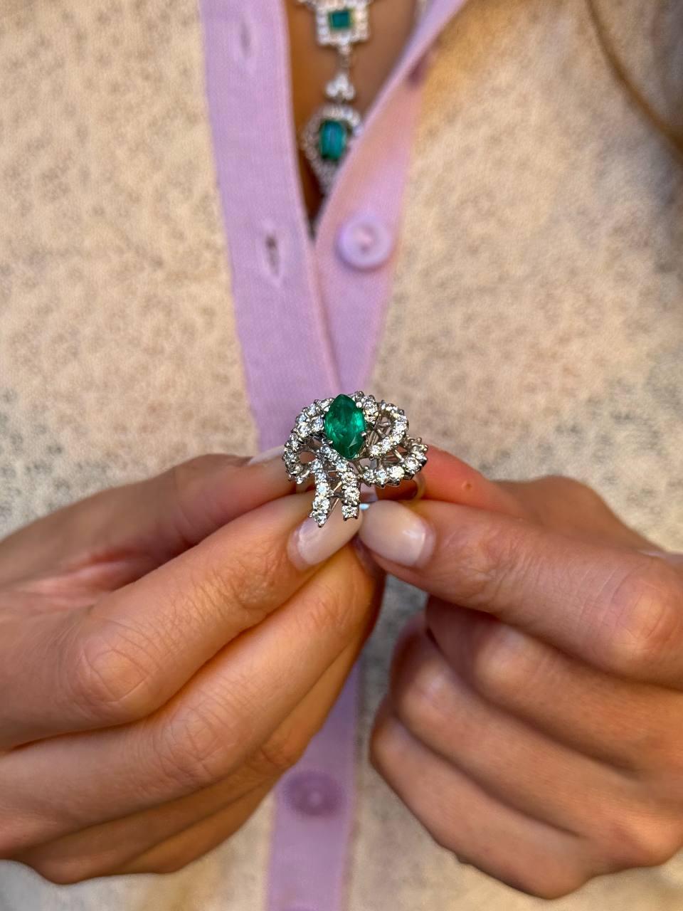 Französischer Art Deco 18K Gold Smaragd & Diamant Ring (um 1940) im Angebot 5