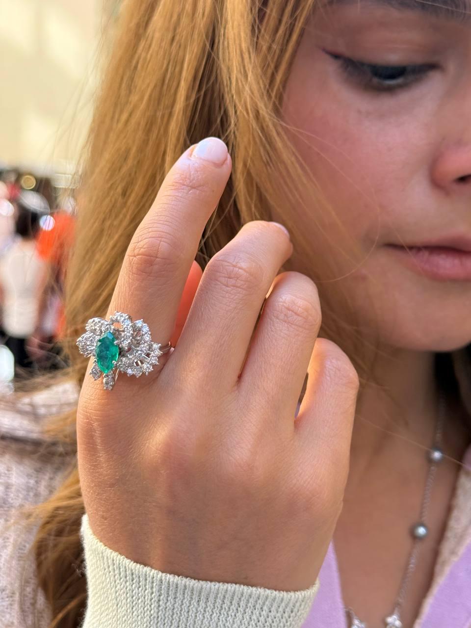 Ein raffinierter französischer Art-Déco-Ring aus 18 Karat Gold (9 Gramm) mit einem leuchtenden kolumbianischen Smaragd im Marquise-Schliff von 1,05 Karat. Der Ring ist außerdem mit runden Brillanten mit einem Gesamtgewicht von 1.700 Gramm