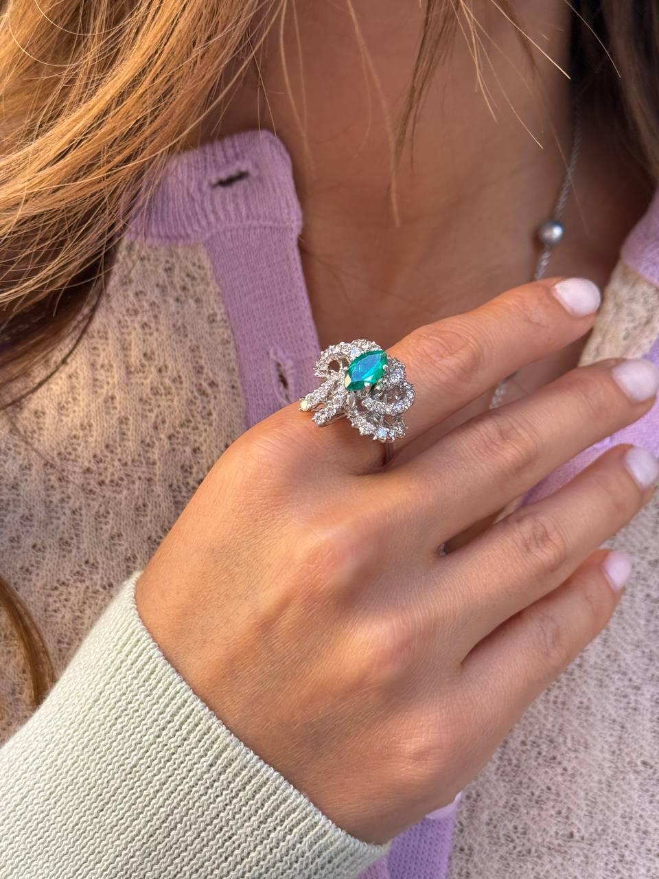 Französischer Art Deco 18K Gold Smaragd & Diamant Ring (um 1940) (Kunsthandwerker*in) im Angebot