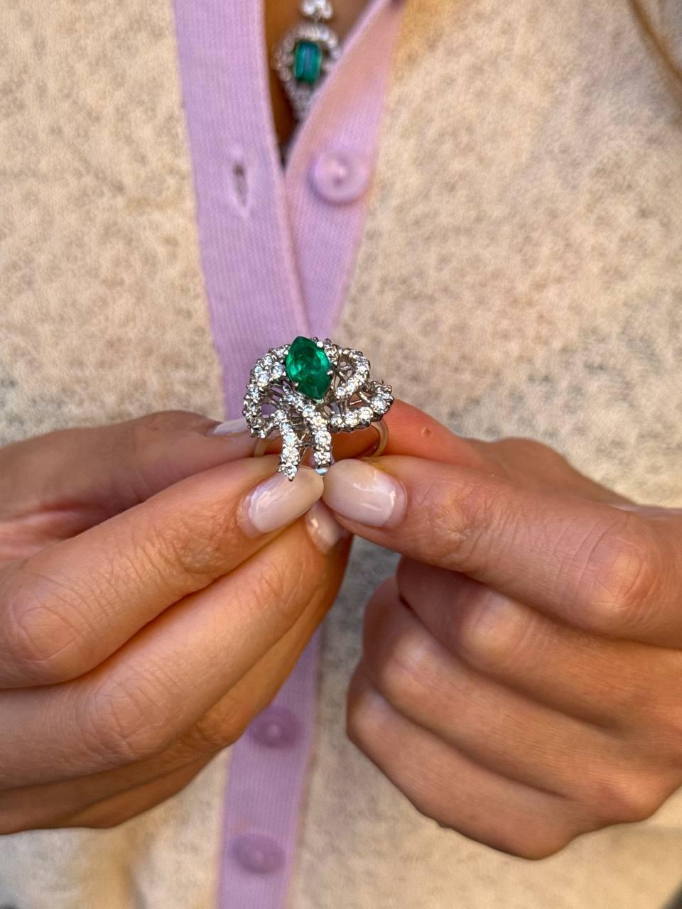 Französischer Art Deco 18K Gold Smaragd & Diamant Ring (um 1940) (Emerald Cut) im Angebot