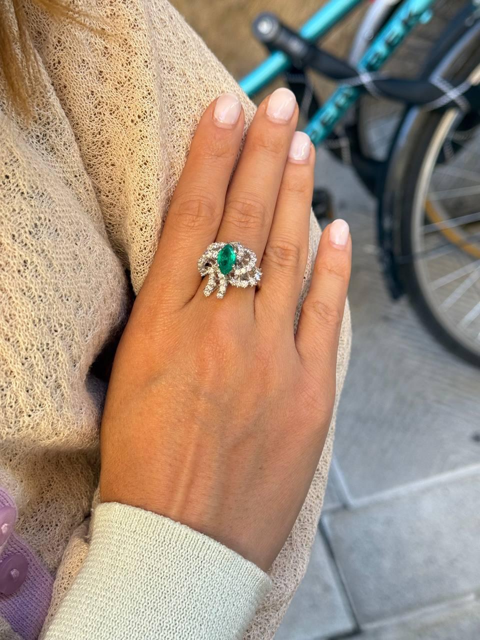 Französischer Art Deco 18K Gold Smaragd & Diamant Ring (um 1940) im Angebot 2