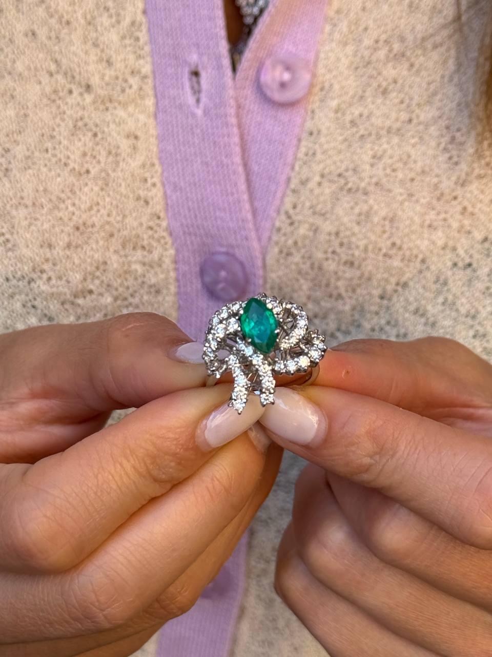 Französischer Art Deco 18K Gold Smaragd & Diamant Ring (um 1940) im Angebot 3