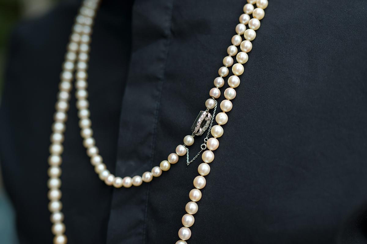 Les perles sont la première pierre précieuse connue de l'homme et une célébration de l'amour et de la pureté à travers le temps. Depuis des milliers d'années, les gens convoitent les perles comme symboles de richesse et de statut.

Nous vendons un