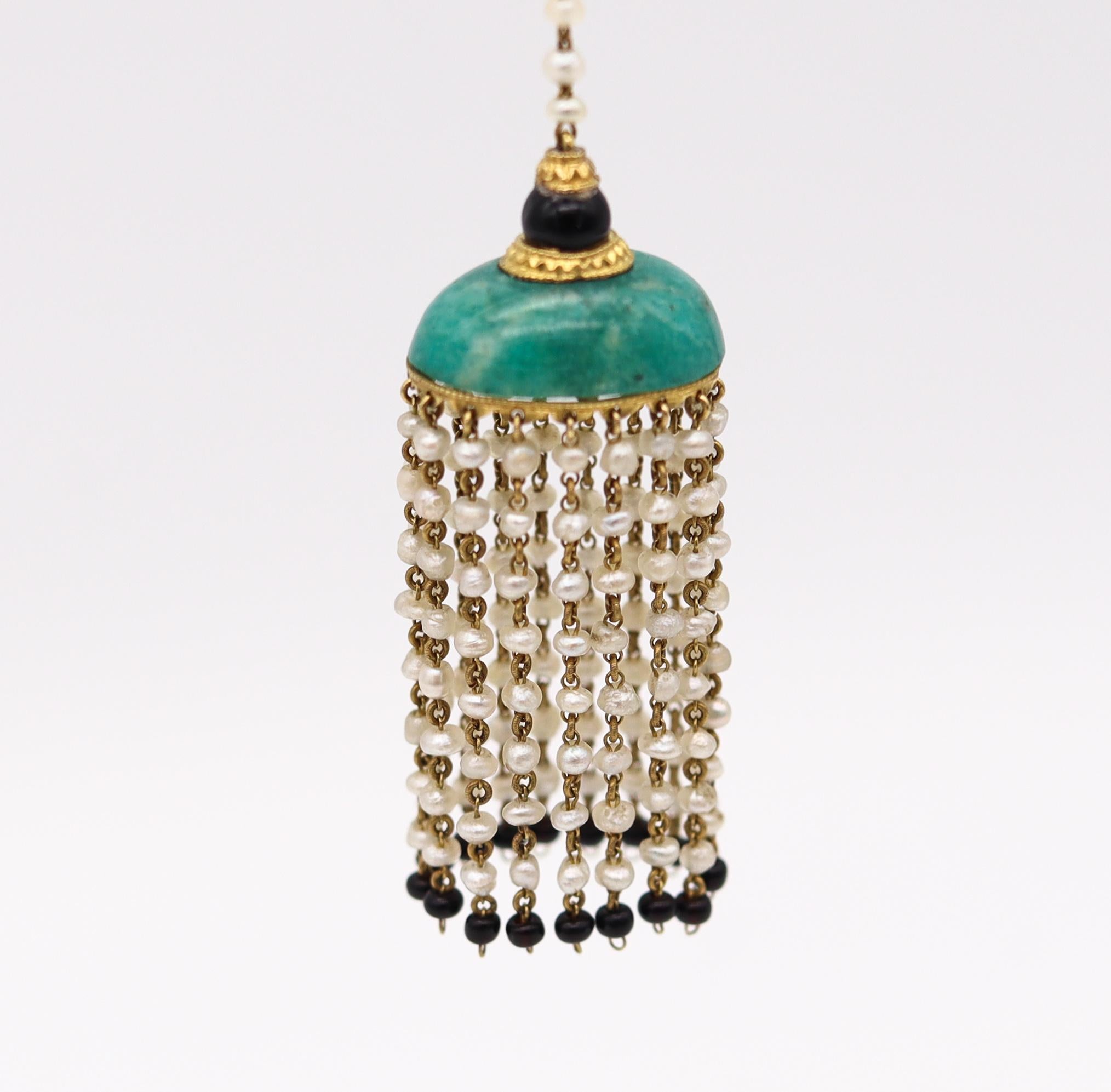 Französische Art-Déco-Ohrringe mit Quasten aus 18 Karat Gold mit Jade und Perlen, 1920 (Cabochon) im Angebot
