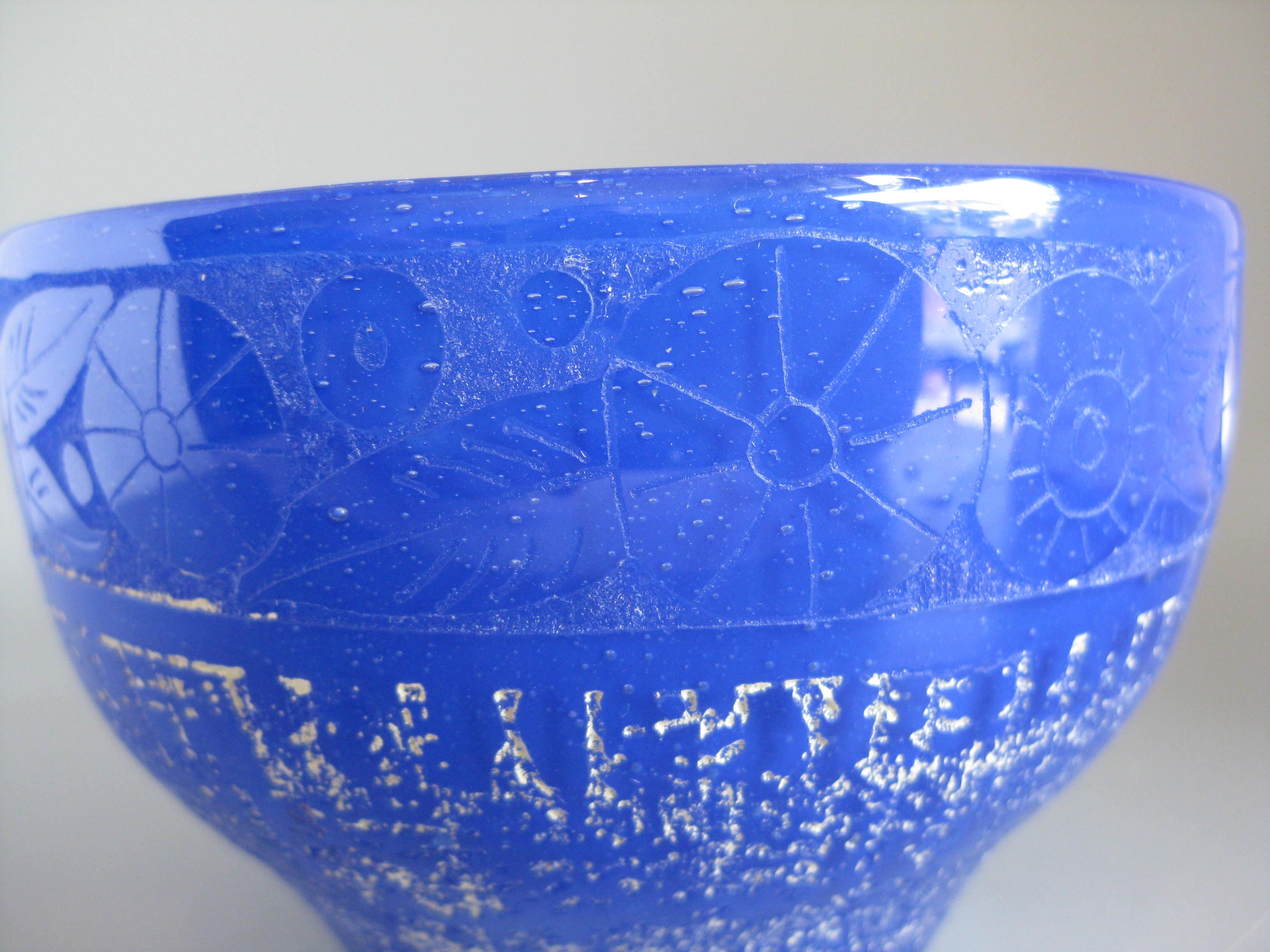 Feine Art Deco Daum Kunstglas Säure geätzt blau Vase / Schale, ca. 1920's. Sie wurde in Nancy, Frankreich, hergestellt und ist am unteren Rand signiert. Mit dem Zeichen 
