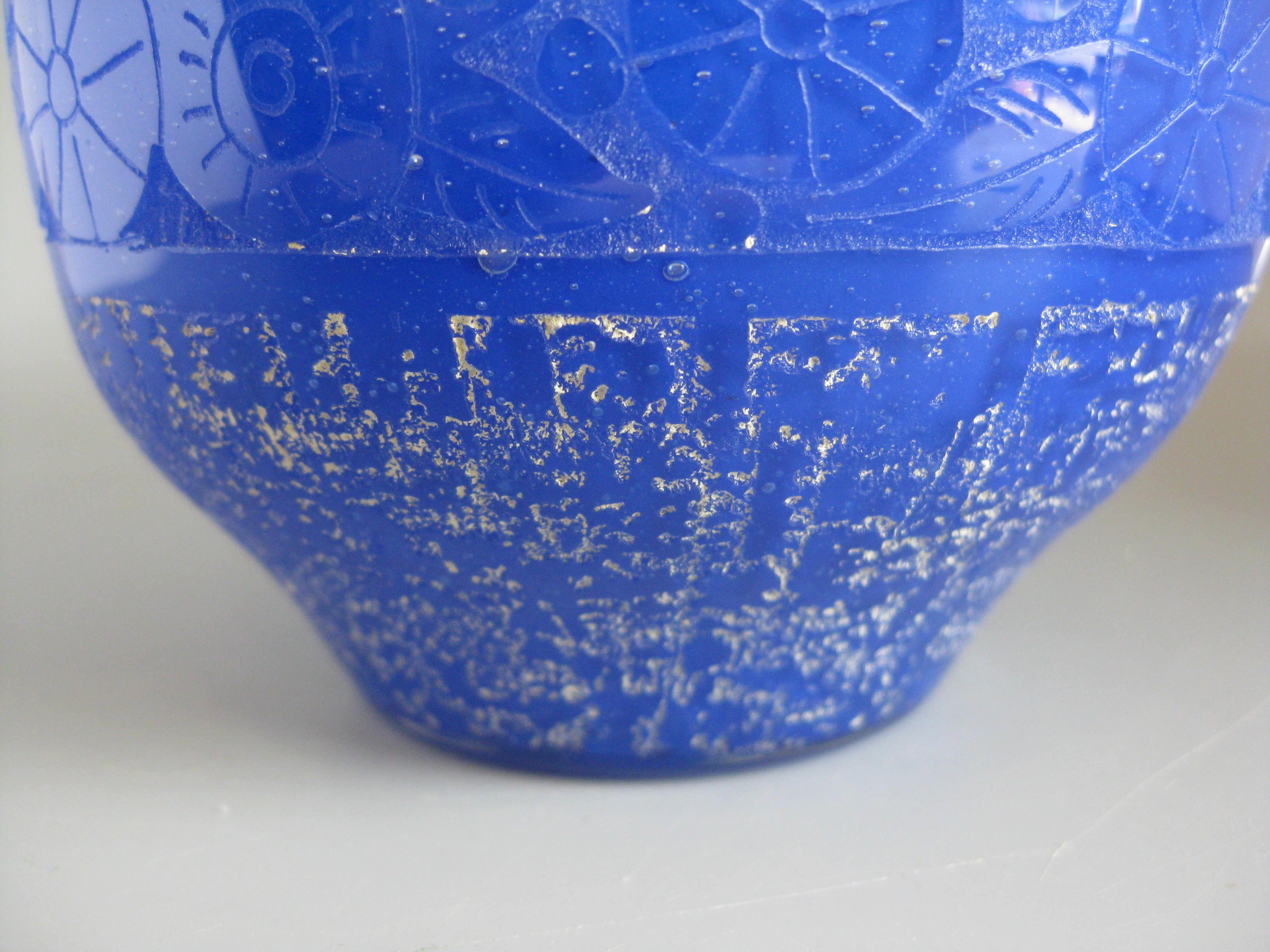 Französische blaue Vase/ Schale aus säuregeätztem Kunstglas von Daum Nancy, Frankreich, Art déco, 1920er Jahre im Zustand „Hervorragend“ im Angebot in San Diego, CA