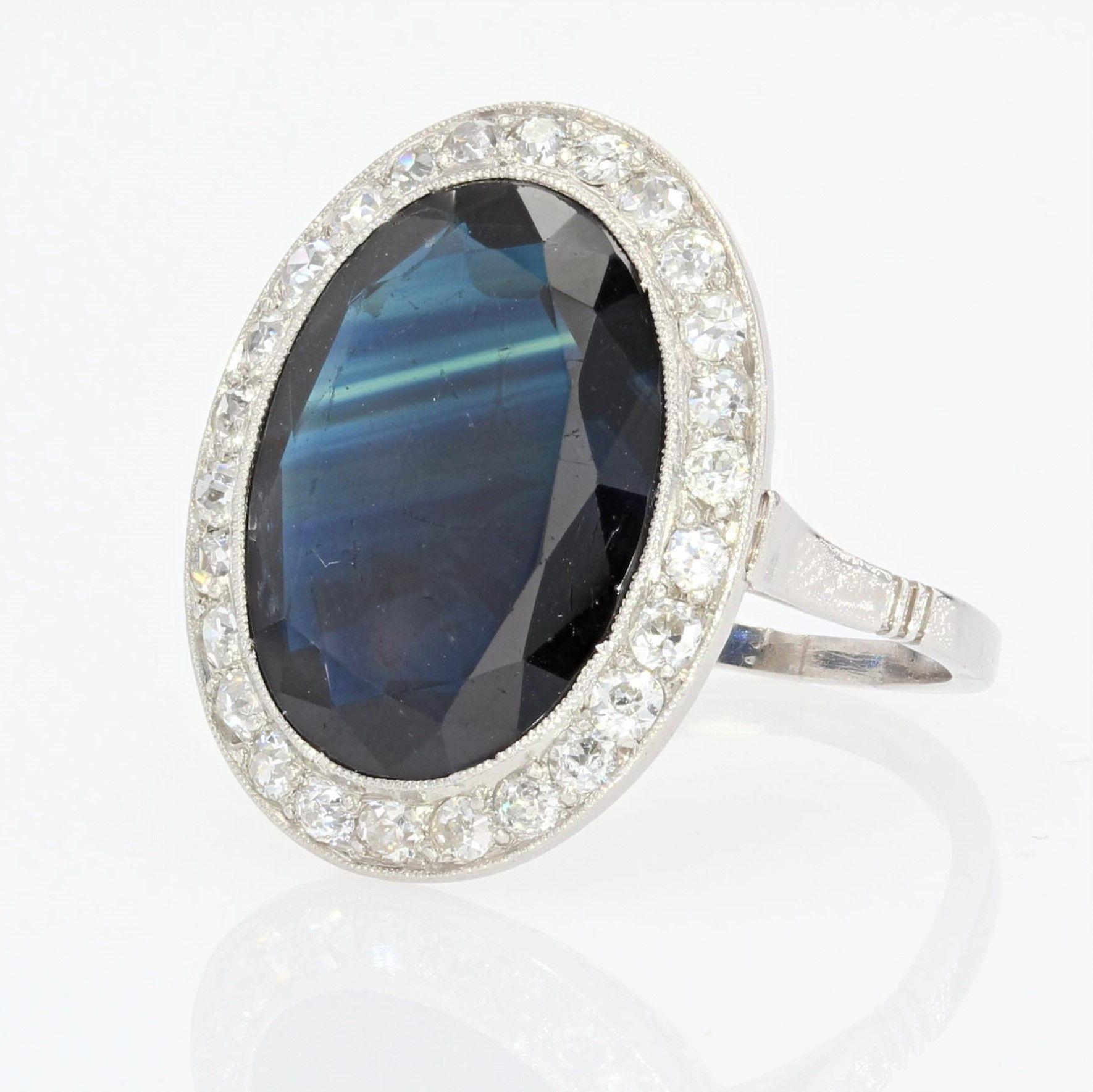 French Art Deco 1925s 7 Carats Sapphire Diamonds Platinum Ring For Sale 2
