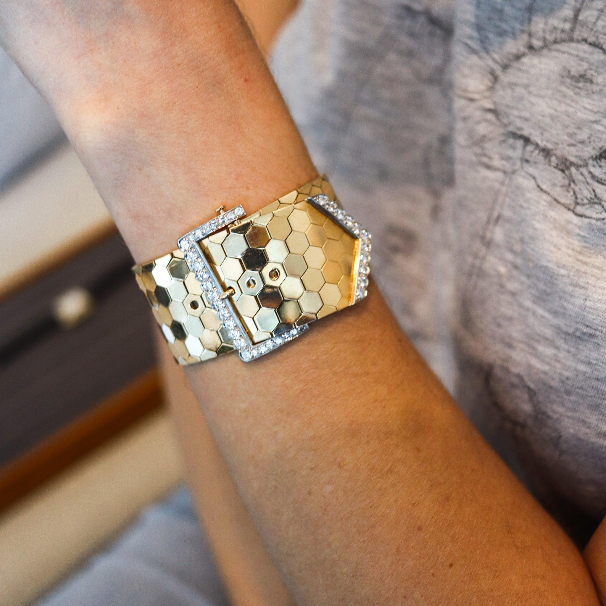 Ein französisches Art-Deco-Armband mit flexibler Schnalle 

Es handelt sich um ein außergewöhnliches Armband mit Schnalle, das in Paris in den 1930er Jahren während der Art-déco-Periode hergestellt wurde. Das wunderschöne Armband wurde sorgfältig