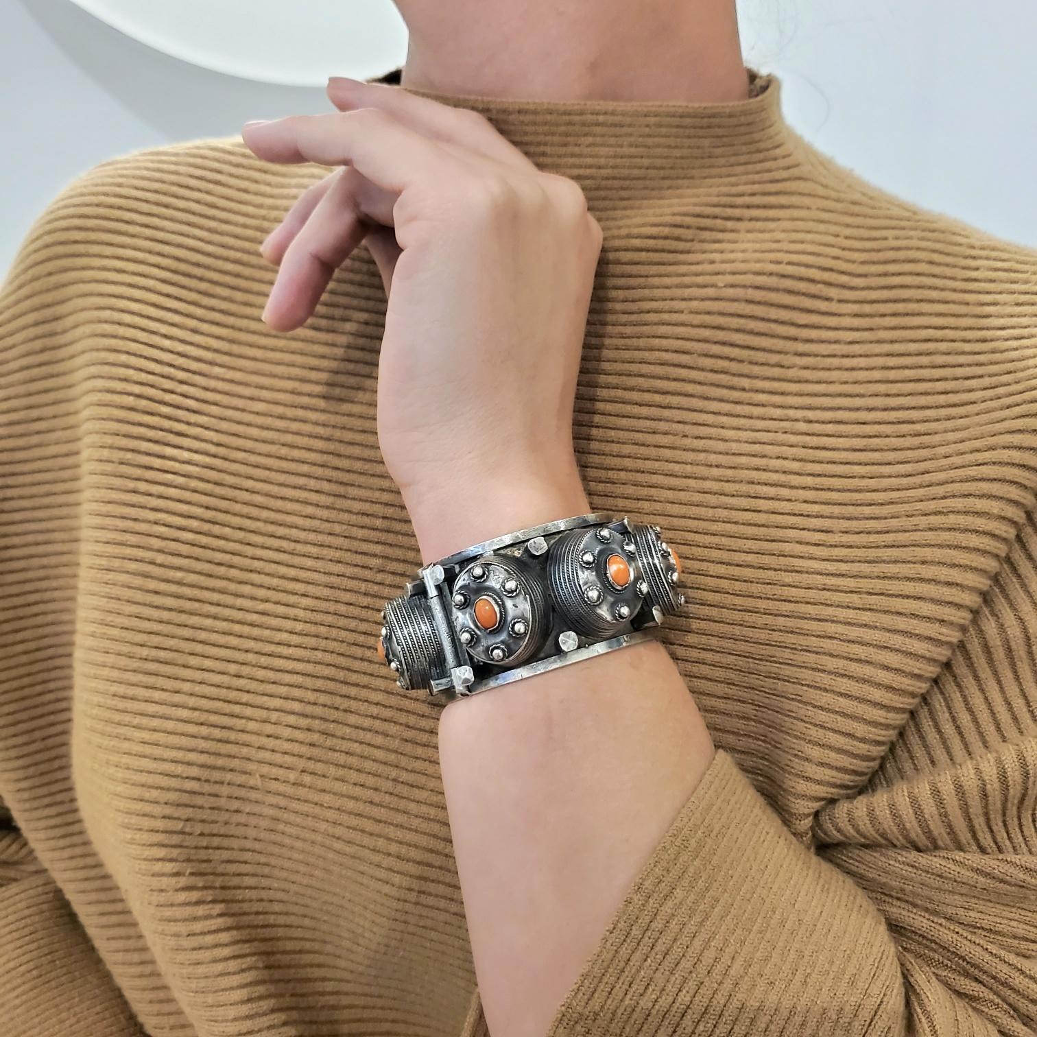 Französisch-algerisches geometrisches Art-déco-Armband.

Wunderschönes geometrisches Armband, das in den 1930er Jahren im französischen Algerien während der Art-déco-Zeit entstand. Dieser ungewöhnliche Armreif wurde mit naiven geometrischen Mustern