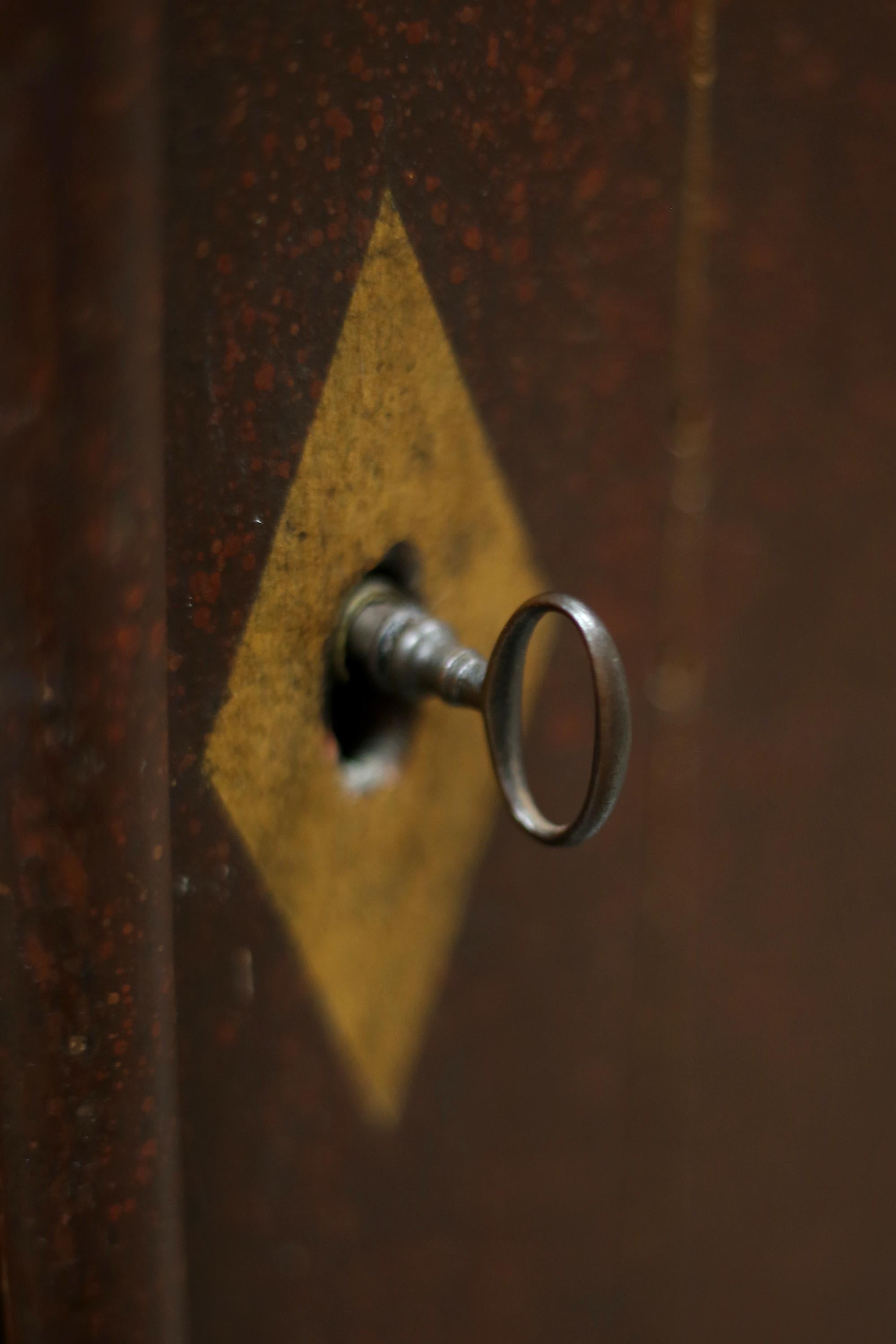 Französischer Art Deco-Schrank im ägyptischen Stil der 1930er Jahre im Angebot 7