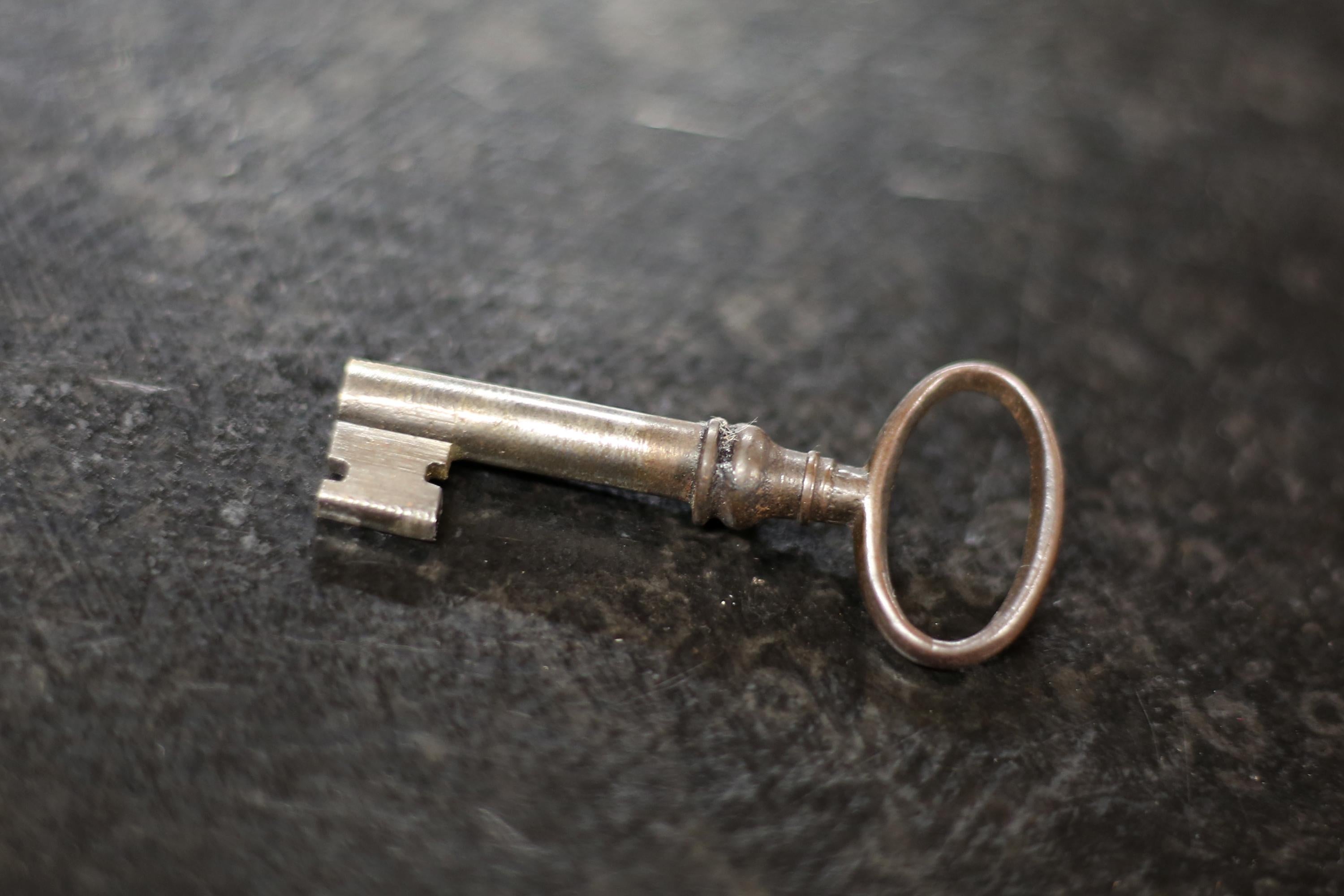 Französischer Art Deco-Schrank im ägyptischen Stil der 1930er Jahre im Angebot 8