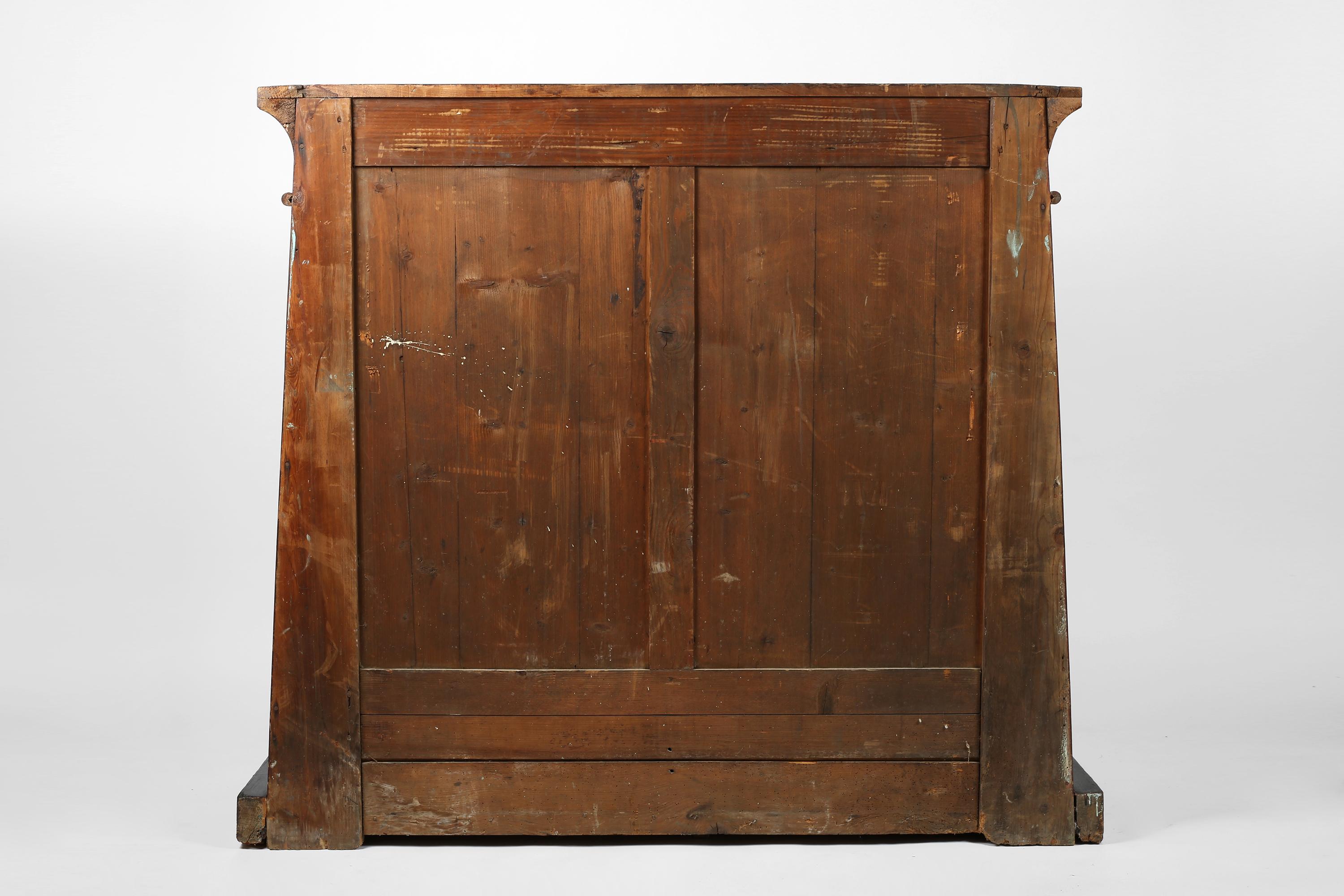 Französischer Art Deco-Schrank im ägyptischen Stil der 1930er Jahre im Zustand „Gut“ im Angebot in London, GB