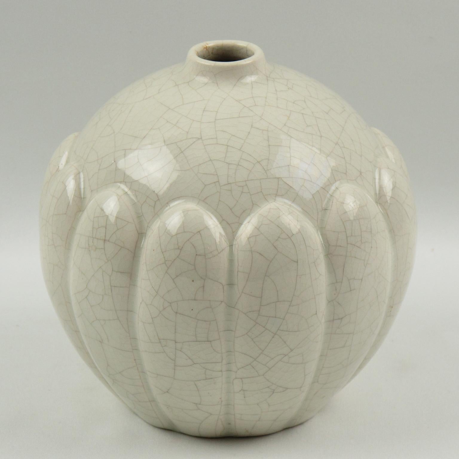 Français Vase en céramique à glaçure craquelée géométrique Saint-Clément, Art déco français, années 1930