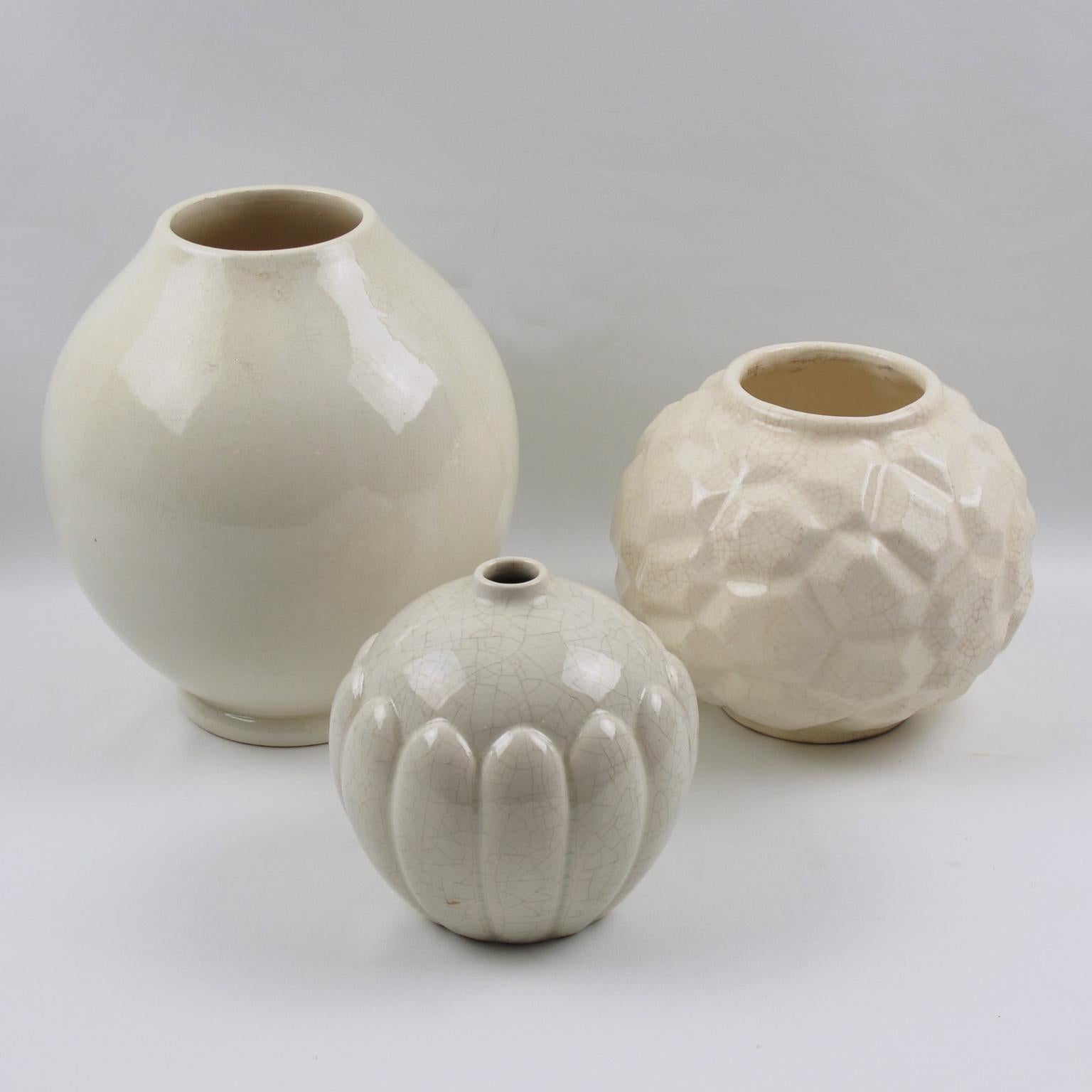 Vase en céramique à glaçure craquelée géométrique Saint-Clément, Art déco français, années 1930 Excellent état à Atlanta, GA
