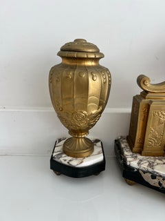 Set di orologi figurativi in marmo del Limousin, firmati, in stile Art Déco francese degli anni ’30