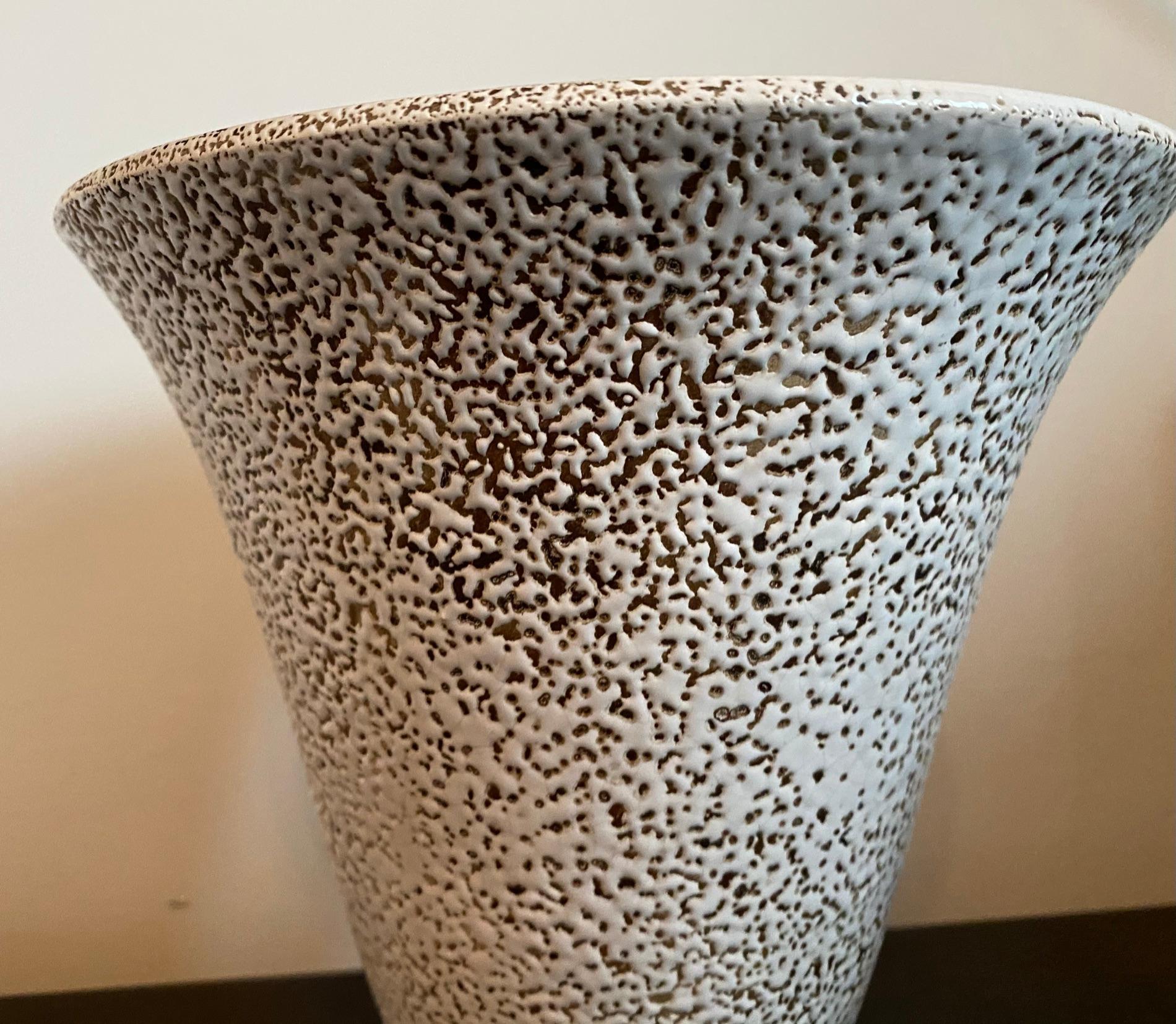 Lampe de table en céramique originale des années 1930 de l'Art déco français, réalisée dans le style corail Crispe de l'artiste Jean Besnard. Recâblage avec une prise standard de 200 watts.