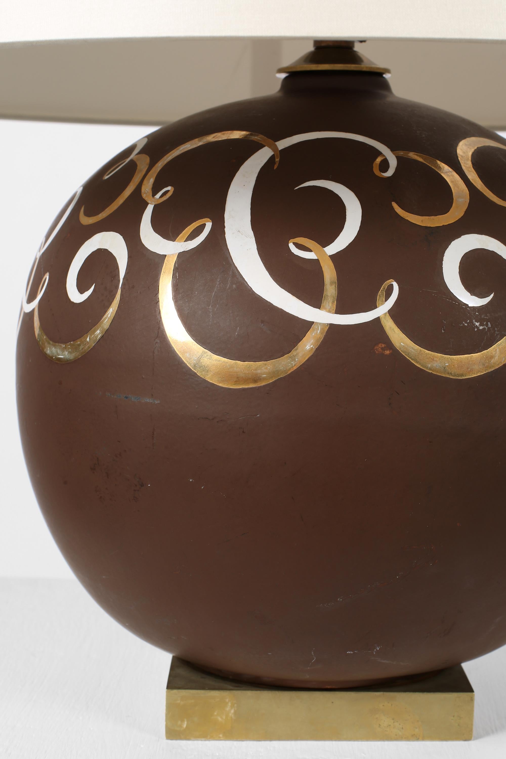 Französische Art Deco 1940er Jahre emaillierte Boule Tischlampe (Terrakotta) im Angebot