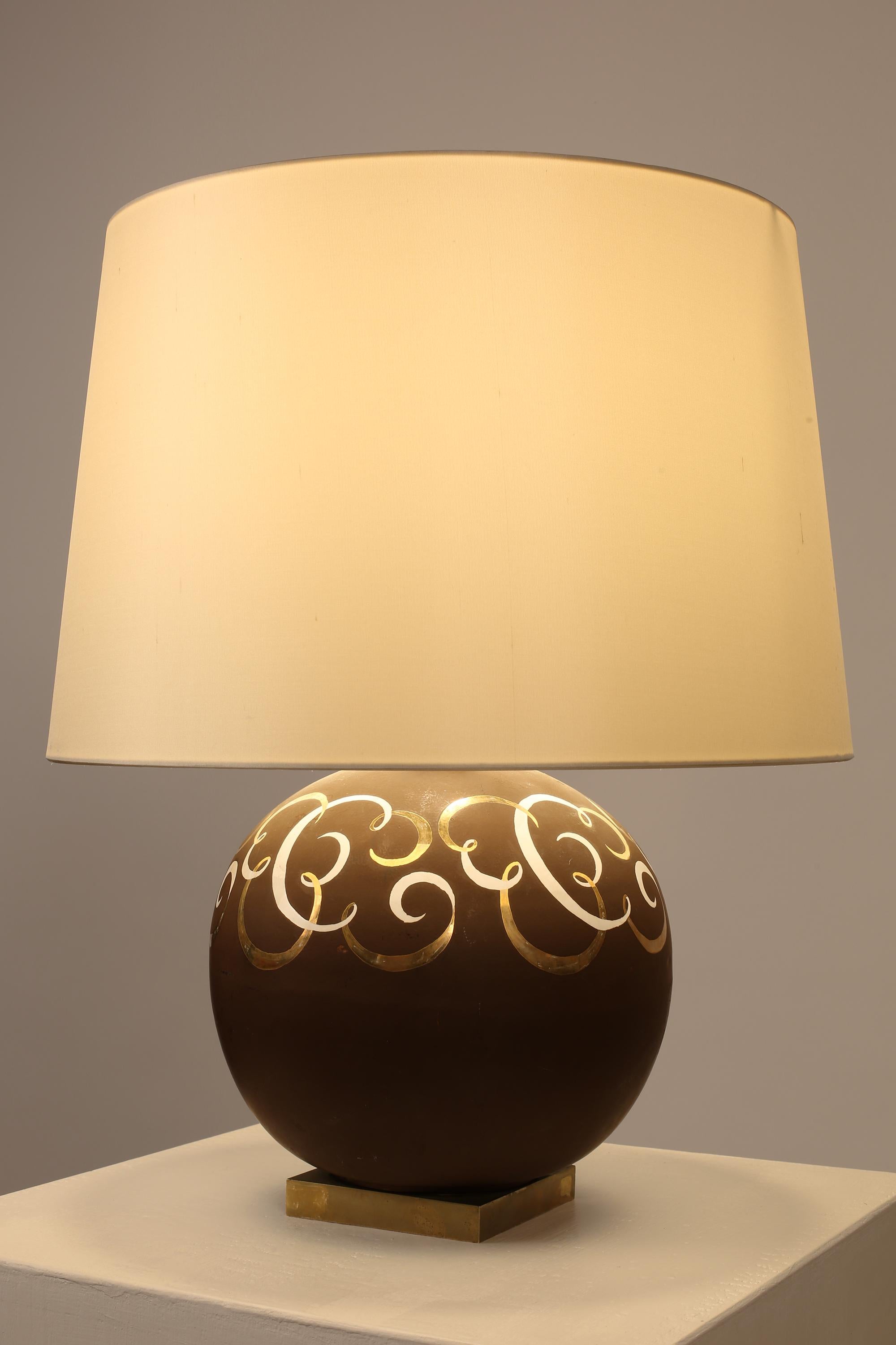 Französische Art Deco 1940er Jahre emaillierte Boule Tischlampe im Angebot 3